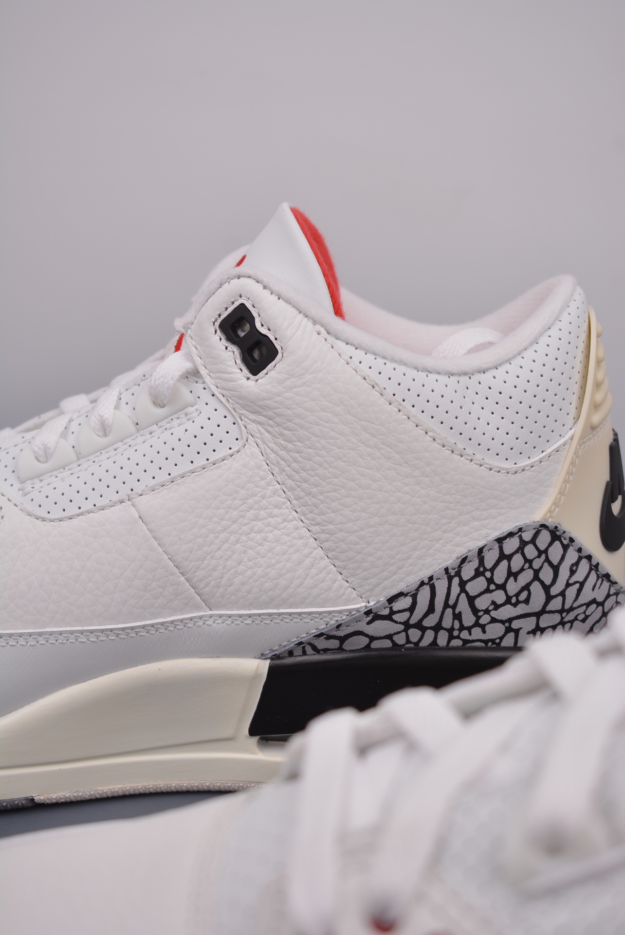 💰180真标💰280公司级💰380纯原版
乔丹3代 Jordan Air Jordan 3White Cement Reimagined 白水泥 做旧 纯原大厂出品
莞产纯原出品原装进口皮料 
正确荔枝纹路 经典复刻 完美爆裂 
正确卡色大底 客供原厂磨具 
完美鞋型 鞋舌 上脚效果极佳绝对是今年必入的球鞋之一 区别市面小作坊版本官方货号：DN3707 100CF尺码：40 40.5 41 42 42.5 43 44 45 46 47.5
耐克 阿迪达斯 三叶草 椰子350 v2 sb dunk 古驰脏脏鞋 麦昆 匡威1970s 万斯 vans 范斯 新百伦 乔丹 air jordan asics亚瑟士 斯凯奇 斐乐 彪马 锐步 mlb fila 鬼冢虎 莆田鞋 板鞋 樱花粉 af1 高帮 纯白 复古 满天星 解构 鞋盾 小麦色 蓝粉 马卡龙 低帮 独角兽 鸳鸯 联名 童鞋 冰淇淋 骨白冰蓝 白蓝 黑色 小白鞋 电玩像素 黑白 涂鸦 镭射 雾霾 白色 diy 1970s 夜光 大童 泼墨 中帮 黑武士 洛克公园 魔术贴 情侣 经典 四钩 奶咖色 刮刮乐 白丝绸 白银 3m 反光 白绿夜光 白橙双钩 小雏菊 权志龙 白绿橙 off white 飞线 金钩 冰块 小银钩 笑脸 缝线 剪纸 纯黑 蓝丝绸 情人节限定 白金 蓝白 354 黑曜石 熊猫 像素 冰蓝 四小勾 水晶底 寿桃 洞洞鞋 彩虹像素 灰色 air force 1 黑色 拖鞋 aj4 aj35 aj11 篮球鞋 莆田 aj3 aj6 aj13 aj7 童鞋 儿童鞋 aj312 aj36 黑白奥利奥 传奇蓝 aj32 限量版 飞人拖鞋 康扣 熊猫 北卡蓝 low 白水泥 藤原浩 aj34郭艾伦 影子灰 蒂芙尼绿 aj10 倒钩 aj9 冰雪奇缘 黑曜石 aj31 aj270 球鞋 大魔王 冰激凌 樱木花道 热熔岩 迪奥联名 胭脂红 凉鞋 aj15 满天星 水泥灰 芝加哥 鸳鸯 aj28 情侣 aj28 樱花粉 电玩像素 北卡蓝 小迪奥 粉色 樱花粉 电玩像素 烟灰 变色龙 兵马俑 大巴黎 aj16 兔八哥 马卡龙 大学蓝 aj30 黑水泥 白蛇 叶绿素 火影 白水泥 情人节限定 粉蛇 黑红 球鞋gtcut kobe球鞋 zoom kobe 500黑武士 2022r nike星空 gt球鞋 zoom跑鞋 纽巴伦990 nikecourt女鞋 zoom aj1 nb827 斐乐hike nike青花瓷 aj镭射 科6 next跑鞋 宇航员2.0 小白鞋 男鞋 运动鞋 斯凯奇 斐乐 板鞋 aj 彪马 新百伦 亚瑟士 new balance adidas 阿迪达斯 篮球鞋 空军一号 纯白 跑步鞋 vision street wear puma 女运动休闲鞋 nb 情侣鞋 球鞋 dunk 美津浓 欧文7 运动鞋女款跑步鞋 休闲男鞋 aj1 拖鞋 耐克鞋男新款 鞋子 童鞋 男款 飞马 zoom 超级飞马 跑鞋 老爹鞋 air max 儿童鞋子 男士 飞马38 m2k 日落 黑白熊猫 女款 飞马39 男款 阿甘鞋 飞马37 夏季 dunk sb 华夫鞋 凉鞋 开拓者 夏款 毛毛虫 气垫 air zoom 休闲鞋 高帮 帆布鞋 sacai 2022 vapormax 赤足 飞马36 af1 紫葡萄 树莓紫 winflo8 court女鞋 网鞋 zoom 破二 dc0774 拖鞋 superfly 子弹头 dunk黑白熊猫 blazer max270 欧文7 小童鞋 阿尔法 欧文8 登月 星空 莆田 黑武士 airmax97 贝壳头 三叶草 boost forum 椰子鞋 yeezy neo 暗夜精灵 金标 椰子 350 v2 ultraboost 清风 阿尔法 涉水鞋 ub21 ub22 forum84 ub nmd 爆米花 pro2 cut supernova x9000 椰子500 小椰子 forum low 史密斯 椰子700 樱花系列女鞋 新百伦530 327 574 5740 满天星 992 550 990 303 nb2002ra 302 元祖灰 993 990v5 nb300 ms327 580 999 nb327新百伦 新百伦878 nb300 5740奶茶色 m5740nb5740 997 608 452 nbms327 992元祖灰 996 880 低帮 倒钩 aj1 low 北卡蓝 黑曜石 倒钩藤原浩鞋 芝加哥 禁穿 小迪奥aj1 aj1大学蓝 樱花粉 烟灰 闪电倒钩 mid 影子灰 白丝绸 黑红脚趾 黑红 马卡龙 小dior 蒂芙尼绿 黑脚趾 小摩卡 蜘蛛侠 兔八哥 莆田纯原 纯白 中帮 黑粉脚趾 鸳鸯 low摩卡棕 扣碎 倒钩低帮 小闪电 凯尔特人 芝加哥ow联名 灰白 红豆奶茶 叛逆 换底 扣碎篮板 摩卡棕 迪奥联名鞋 皇家蓝 低帮女鞋倒钩白棕 泡泡糖 黑粉脚趾 北卡蓝低帮 黑绿脚趾 影子灰 蒂芙尼绿 黑脚趾 浆果粉 扣碎篮板 鸳鸯 冰淇淋 白丝绸 激光蓝 offwhite联名 黑粉脚趾 蓝 水洗丹宁 情人节 午夜蓝 凯尔特人 泡泡糖 男鞋 女鞋 夏季 儿童 拖鞋 小众鞋 篮球鞋 凉鞋 运动鞋 跑步鞋 童鞋 板鞋 日落 足球鞋 小白鞋 跑鞋 老爹鞋 zoom 超级飞马 36 37 38 sb dunk 鞋子 新款 m2k air max 薄款 赤足5.0 星空 登月 vapormax 超轻 网鞋 气垫鞋 阿甘鞋 休闲鞋 47 blazer 高帮 樱花粉 free vaporfly 情侣 子弹头 华夫鞋 欧文7 lebron18 joyride fly3 max270 杜兰特5 毛毛虫 黑武士 限量版 忍者 马拉松 winflo7 kyrie7 ep 莆田鞋 板鞋 樱花粉 af1 高帮 纯白 复古 满天星 解构 鞋盾 小麦色 蓝粉 马卡龙 低帮 独角兽 鸳鸯 联名 童鞋 冰淇淋 骨白冰蓝 白蓝 黑色 小白鞋 电玩像素 黑白 涂鸦 镭射 雾霾 白色 diy 夜光 大童 泼墨 中帮 黑武士 洛克公园 魔术贴 情侣 经典 四钩 奶咖色 刮刮乐 白丝绸 白银 3m 反光 白绿夜光 白橙双钩 小雏菊 权志龙 白绿橙 off white 飞线 金钩 冰块 小银钩 笑脸 缝线 剪纸 纯黑 蓝丝绸 情人节限定 白金 蓝白 354 黑曜石 熊猫 像素 冰蓝 四小勾 水晶底 寿桃 洞洞鞋 彩虹像素 灰色 air force 1 黑色 拖鞋 aj4 aj35 aj11 篮球鞋 莆田 aj3 aj6 aj13 aj7 童鞋 儿童鞋 aj312 aj36 黑白奥利奥 德训 aj32 限量版 飞人拖鞋 康扣 熊猫 北卡蓝 low 白水泥 藤原浩 aj34郭艾伦 影子灰 aj10 倒钩 aj9 冰雪奇缘 黑曜石 aj31 aj270 球鞋 samba gazelle
