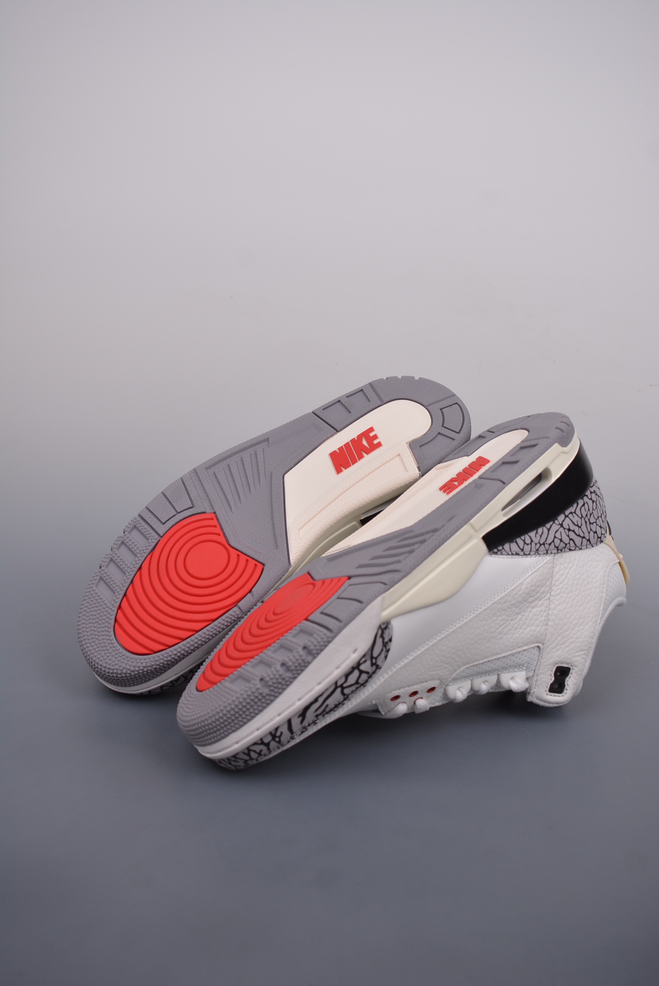 💰180真标💰280公司级💰380纯原版
乔丹3代 Jordan Air Jordan 3White Cement Reimagined 白水泥 做旧 纯原大厂出品
莞产纯原出品原装进口皮料 
正确荔枝纹路 经典复刻 完美爆裂 
正确卡色大底 客供原厂磨具 
完美鞋型 鞋舌 上脚效果极佳绝对是今年必入的球鞋之一 区别市面小作坊版本官方货号：DN3707 100CF尺码：40 40.5 41 42 42.5 43 44 45 46 47.5
耐克 阿迪达斯 三叶草 椰子350 v2 sb dunk 古驰脏脏鞋 麦昆 匡威1970s 万斯 vans 范斯 新百伦 乔丹 air jordan asics亚瑟士 斯凯奇 斐乐 彪马 锐步 mlb fila 鬼冢虎 莆田鞋 板鞋 樱花粉 af1 高帮 纯白 复古 满天星 解构 鞋盾 小麦色 蓝粉 马卡龙 低帮 独角兽 鸳鸯 联名 童鞋 冰淇淋 骨白冰蓝 白蓝 黑色 小白鞋 电玩像素 黑白 涂鸦 镭射 雾霾 白色 diy 1970s 夜光 大童 泼墨 中帮 黑武士 洛克公园 魔术贴 情侣 经典 四钩 奶咖色 刮刮乐 白丝绸 白银 3m 反光 白绿夜光 白橙双钩 小雏菊 权志龙 白绿橙 off white 飞线 金钩 冰块 小银钩 笑脸 缝线 剪纸 纯黑 蓝丝绸 情人节限定 白金 蓝白 354 黑曜石 熊猫 像素 冰蓝 四小勾 水晶底 寿桃 洞洞鞋 彩虹像素 灰色 air force 1 黑色 拖鞋 aj4 aj35 aj11 篮球鞋 莆田 aj3 aj6 aj13 aj7 童鞋 儿童鞋 aj312 aj36 黑白奥利奥 传奇蓝 aj32 限量版 飞人拖鞋 康扣 熊猫 北卡蓝 low 白水泥 藤原浩 aj34郭艾伦 影子灰 蒂芙尼绿 aj10 倒钩 aj9 冰雪奇缘 黑曜石 aj31 aj270 球鞋 大魔王 冰激凌 樱木花道 热熔岩 迪奥联名 胭脂红 凉鞋 aj15 满天星 水泥灰 芝加哥 鸳鸯 aj28 情侣 aj28 樱花粉 电玩像素 北卡蓝 小迪奥 粉色 樱花粉 电玩像素 烟灰 变色龙 兵马俑 大巴黎 aj16 兔八哥 马卡龙 大学蓝 aj30 黑水泥 白蛇 叶绿素 火影 白水泥 情人节限定 粉蛇 黑红 球鞋gtcut kobe球鞋 zoom kobe 500黑武士 2022r nike星空 gt球鞋 zoom跑鞋 纽巴伦990 nikecourt女鞋 zoom aj1 nb827 斐乐hike nike青花瓷 aj镭射 科6 next跑鞋 宇航员2.0 小白鞋 男鞋 运动鞋 斯凯奇 斐乐 板鞋 aj 彪马 新百伦 亚瑟士 new balance adidas 阿迪达斯 篮球鞋 空军一号 纯白 跑步鞋 vision street wear puma 女运动休闲鞋 nb 情侣鞋 球鞋 dunk 美津浓 欧文7 运动鞋女款跑步鞋 休闲男鞋 aj1 拖鞋 耐克鞋男新款 鞋子 童鞋 男款 飞马 zoom 超级飞马 跑鞋 老爹鞋 air max 儿童鞋子 男士 飞马38 m2k 日落 黑白熊猫 女款 飞马39 男款 阿甘鞋 飞马37 夏季 dunk sb 华夫鞋 凉鞋 开拓者 夏款 毛毛虫 气垫 air zoom 休闲鞋 高帮 帆布鞋 sacai 2022 vapormax 赤足 飞马36 af1 紫葡萄 树莓紫 winflo8 court女鞋 网鞋 zoom 破二 dc0774 拖鞋 superfly 子弹头 dunk黑白熊猫 blazer max270 欧文7 小童鞋 阿尔法 欧文8 登月 星空 莆田 黑武士 airmax97 贝壳头 三叶草 boost forum 椰子鞋 yeezy neo 暗夜精灵 金标 椰子 350 v2 ultraboost 清风 阿尔法 涉水鞋 ub21 ub22 forum84 ub nmd 爆米花 pro2 cut supernova x9000 椰子500 小椰子 forum low 史密斯 椰子700 樱花系列女鞋 新百伦530 327 574 5740 满天星 992 550 990 303 nb2002ra 302 元祖灰 993 990v5 nb300 ms327 580 999 nb327新百伦 新百伦878 nb300 5740奶茶色 m5740nb5740 997 608 452 nbms327 992元祖灰 996 880 低帮 倒钩 aj1 low 北卡蓝 黑曜石 倒钩藤原浩鞋 芝加哥 禁穿 小迪奥aj1 aj1大学蓝 樱花粉 烟灰 闪电倒钩 mid 影子灰 白丝绸 黑红脚趾 黑红 马卡龙 小dior 蒂芙尼绿 黑脚趾 小摩卡 蜘蛛侠 兔八哥 莆田纯原 纯白 中帮 黑粉脚趾 鸳鸯 low摩卡棕 扣碎 倒钩低帮 小闪电 凯尔特人 芝加哥ow联名 灰白 红豆奶茶 叛逆 换底 扣碎篮板 摩卡棕 迪奥联名鞋 皇家蓝 低帮女鞋倒钩白棕 泡泡糖 黑粉脚趾 北卡蓝低帮 黑绿脚趾 影子灰 蒂芙尼绿 黑脚趾 浆果粉 扣碎篮板 鸳鸯 冰淇淋 白丝绸 激光蓝 offwhite联名 黑粉脚趾 蓝 水洗丹宁 情人节 午夜蓝 凯尔特人 泡泡糖 男鞋 女鞋 夏季 儿童 拖鞋 小众鞋 篮球鞋 凉鞋 运动鞋 跑步鞋 童鞋 板鞋 日落 足球鞋 小白鞋 跑鞋 老爹鞋 zoom 超级飞马 36 37 38 sb dunk 鞋子 新款 m2k air max 薄款 赤足5.0 星空 登月 vapormax 超轻 网鞋 气垫鞋 阿甘鞋 休闲鞋 47 blazer 高帮 樱花粉 free vaporfly 情侣 子弹头 华夫鞋 欧文7 lebron18 joyride fly3 max270 杜兰特5 毛毛虫 黑武士 限量版 忍者 马拉松 winflo7 kyrie7 ep 莆田鞋 板鞋 樱花粉 af1 高帮 纯白 复古 满天星 解构 鞋盾 小麦色 蓝粉 马卡龙 低帮 独角兽 鸳鸯 联名 童鞋 冰淇淋 骨白冰蓝 白蓝 黑色 小白鞋 电玩像素 黑白 涂鸦 镭射 雾霾 白色 diy 夜光 大童 泼墨 中帮 黑武士 洛克公园 魔术贴 情侣 经典 四钩 奶咖色 刮刮乐 白丝绸 白银 3m 反光 白绿夜光 白橙双钩 小雏菊 权志龙 白绿橙 off white 飞线 金钩 冰块 小银钩 笑脸 缝线 剪纸 纯黑 蓝丝绸 情人节限定 白金 蓝白 354 黑曜石 熊猫 像素 冰蓝 四小勾 水晶底 寿桃 洞洞鞋 彩虹像素 灰色 air force 1 黑色 拖鞋 aj4 aj35 aj11 篮球鞋 莆田 aj3 aj6 aj13 aj7 童鞋 儿童鞋 aj312 aj36 黑白奥利奥 德训 aj32 限量版 飞人拖鞋 康扣 熊猫 北卡蓝 low 白水泥 藤原浩 aj34郭艾伦 影子灰 aj10 倒钩 aj9 冰雪奇缘 黑曜石 aj31 aj270 球鞋 samba gazelle
