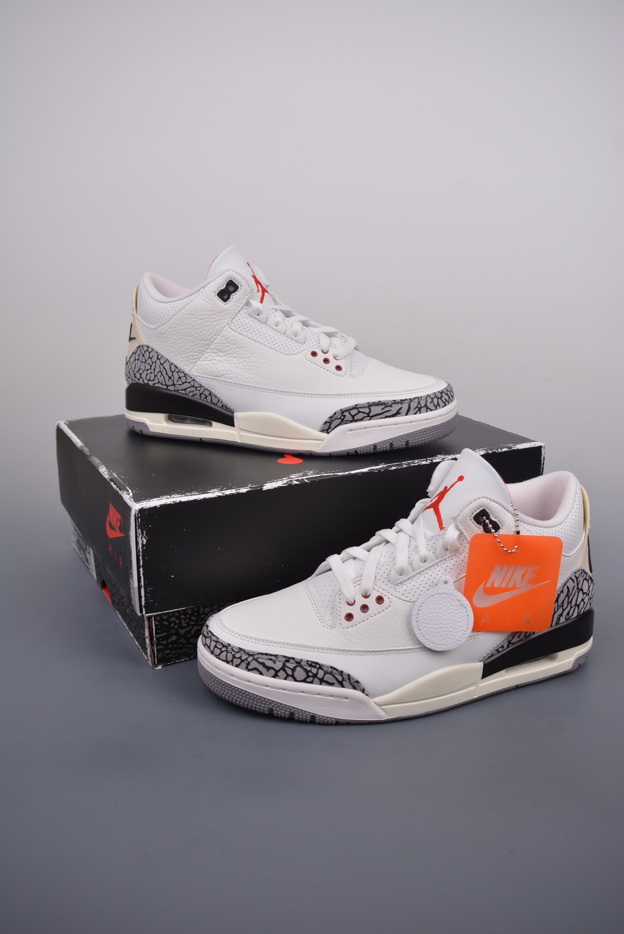 💰180真标💰280公司级💰380纯原版
乔丹3代 Jordan Air Jordan 3White Cement Reimagined 白水泥 做旧 纯原大厂出品
莞产纯原出品原装进口皮料 
正确荔枝纹路 经典复刻 完美爆裂 
正确卡色大底 客供原厂磨具 
完美鞋型 鞋舌 上脚效果极佳绝对是今年必入的球鞋之一 区别市面小作坊版本官方货号：DN3707 100CF尺码：40 40.5 41 42 42.5 43 44 45 46 47.5
耐克 阿迪达斯 三叶草 椰子350 v2 sb dunk 古驰脏脏鞋 麦昆 匡威1970s 万斯 vans 范斯 新百伦 乔丹 air jordan asics亚瑟士 斯凯奇 斐乐 彪马 锐步 mlb fila 鬼冢虎 莆田鞋 板鞋 樱花粉 af1 高帮 纯白 复古 满天星 解构 鞋盾 小麦色 蓝粉 马卡龙 低帮 独角兽 鸳鸯 联名 童鞋 冰淇淋 骨白冰蓝 白蓝 黑色 小白鞋 电玩像素 黑白 涂鸦 镭射 雾霾 白色 diy 1970s 夜光 大童 泼墨 中帮 黑武士 洛克公园 魔术贴 情侣 经典 四钩 奶咖色 刮刮乐 白丝绸 白银 3m 反光 白绿夜光 白橙双钩 小雏菊 权志龙 白绿橙 off white 飞线 金钩 冰块 小银钩 笑脸 缝线 剪纸 纯黑 蓝丝绸 情人节限定 白金 蓝白 354 黑曜石 熊猫 像素 冰蓝 四小勾 水晶底 寿桃 洞洞鞋 彩虹像素 灰色 air force 1 黑色 拖鞋 aj4 aj35 aj11 篮球鞋 莆田 aj3 aj6 aj13 aj7 童鞋 儿童鞋 aj312 aj36 黑白奥利奥 传奇蓝 aj32 限量版 飞人拖鞋 康扣 熊猫 北卡蓝 low 白水泥 藤原浩 aj34郭艾伦 影子灰 蒂芙尼绿 aj10 倒钩 aj9 冰雪奇缘 黑曜石 aj31 aj270 球鞋 大魔王 冰激凌 樱木花道 热熔岩 迪奥联名 胭脂红 凉鞋 aj15 满天星 水泥灰 芝加哥 鸳鸯 aj28 情侣 aj28 樱花粉 电玩像素 北卡蓝 小迪奥 粉色 樱花粉 电玩像素 烟灰 变色龙 兵马俑 大巴黎 aj16 兔八哥 马卡龙 大学蓝 aj30 黑水泥 白蛇 叶绿素 火影 白水泥 情人节限定 粉蛇 黑红 球鞋gtcut kobe球鞋 zoom kobe 500黑武士 2022r nike星空 gt球鞋 zoom跑鞋 纽巴伦990 nikecourt女鞋 zoom aj1 nb827 斐乐hike nike青花瓷 aj镭射 科6 next跑鞋 宇航员2.0 小白鞋 男鞋 运动鞋 斯凯奇 斐乐 板鞋 aj 彪马 新百伦 亚瑟士 new balance adidas 阿迪达斯 篮球鞋 空军一号 纯白 跑步鞋 vision street wear puma 女运动休闲鞋 nb 情侣鞋 球鞋 dunk 美津浓 欧文7 运动鞋女款跑步鞋 休闲男鞋 aj1 拖鞋 耐克鞋男新款 鞋子 童鞋 男款 飞马 zoom 超级飞马 跑鞋 老爹鞋 air max 儿童鞋子 男士 飞马38 m2k 日落 黑白熊猫 女款 飞马39 男款 阿甘鞋 飞马37 夏季 dunk sb 华夫鞋 凉鞋 开拓者 夏款 毛毛虫 气垫 air zoom 休闲鞋 高帮 帆布鞋 sacai 2022 vapormax 赤足 飞马36 af1 紫葡萄 树莓紫 winflo8 court女鞋 网鞋 zoom 破二 dc0774 拖鞋 superfly 子弹头 dunk黑白熊猫 blazer max270 欧文7 小童鞋 阿尔法 欧文8 登月 星空 莆田 黑武士 airmax97 贝壳头 三叶草 boost forum 椰子鞋 yeezy neo 暗夜精灵 金标 椰子 350 v2 ultraboost 清风 阿尔法 涉水鞋 ub21 ub22 forum84 ub nmd 爆米花 pro2 cut supernova x9000 椰子500 小椰子 forum low 史密斯 椰子700 樱花系列女鞋 新百伦530 327 574 5740 满天星 992 550 990 303 nb2002ra 302 元祖灰 993 990v5 nb300 ms327 580 999 nb327新百伦 新百伦878 nb300 5740奶茶色 m5740nb5740 997 608 452 nbms327 992元祖灰 996 880 低帮 倒钩 aj1 low 北卡蓝 黑曜石 倒钩藤原浩鞋 芝加哥 禁穿 小迪奥aj1 aj1大学蓝 樱花粉 烟灰 闪电倒钩 mid 影子灰 白丝绸 黑红脚趾 黑红 马卡龙 小dior 蒂芙尼绿 黑脚趾 小摩卡 蜘蛛侠 兔八哥 莆田纯原 纯白 中帮 黑粉脚趾 鸳鸯 low摩卡棕 扣碎 倒钩低帮 小闪电 凯尔特人 芝加哥ow联名 灰白 红豆奶茶 叛逆 换底 扣碎篮板 摩卡棕 迪奥联名鞋 皇家蓝 低帮女鞋倒钩白棕 泡泡糖 黑粉脚趾 北卡蓝低帮 黑绿脚趾 影子灰 蒂芙尼绿 黑脚趾 浆果粉 扣碎篮板 鸳鸯 冰淇淋 白丝绸 激光蓝 offwhite联名 黑粉脚趾 蓝 水洗丹宁 情人节 午夜蓝 凯尔特人 泡泡糖 男鞋 女鞋 夏季 儿童 拖鞋 小众鞋 篮球鞋 凉鞋 运动鞋 跑步鞋 童鞋 板鞋 日落 足球鞋 小白鞋 跑鞋 老爹鞋 zoom 超级飞马 36 37 38 sb dunk 鞋子 新款 m2k air max 薄款 赤足5.0 星空 登月 vapormax 超轻 网鞋 气垫鞋 阿甘鞋 休闲鞋 47 blazer 高帮 樱花粉 free vaporfly 情侣 子弹头 华夫鞋 欧文7 lebron18 joyride fly3 max270 杜兰特5 毛毛虫 黑武士 限量版 忍者 马拉松 winflo7 kyrie7 ep 莆田鞋 板鞋 樱花粉 af1 高帮 纯白 复古 满天星 解构 鞋盾 小麦色 蓝粉 马卡龙 低帮 独角兽 鸳鸯 联名 童鞋 冰淇淋 骨白冰蓝 白蓝 黑色 小白鞋 电玩像素 黑白 涂鸦 镭射 雾霾 白色 diy 夜光 大童 泼墨 中帮 黑武士 洛克公园 魔术贴 情侣 经典 四钩 奶咖色 刮刮乐 白丝绸 白银 3m 反光 白绿夜光 白橙双钩 小雏菊 权志龙 白绿橙 off white 飞线 金钩 冰块 小银钩 笑脸 缝线 剪纸 纯黑 蓝丝绸 情人节限定 白金 蓝白 354 黑曜石 熊猫 像素 冰蓝 四小勾 水晶底 寿桃 洞洞鞋 彩虹像素 灰色 air force 1 黑色 拖鞋 aj4 aj35 aj11 篮球鞋 莆田 aj3 aj6 aj13 aj7 童鞋 儿童鞋 aj312 aj36 黑白奥利奥 德训 aj32 限量版 飞人拖鞋 康扣 熊猫 北卡蓝 low 白水泥 藤原浩 aj34郭艾伦 影子灰 aj10 倒钩 aj9 冰雪奇缘 黑曜石 aj31 aj270 球鞋 samba gazelle
