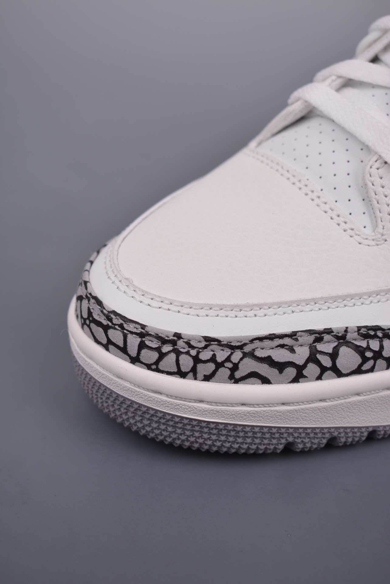 💰180真标💰280公司级💰380纯原版
乔丹3代 Jordan Air Jordan 3White Cement Reimagined 白水泥 做旧 纯原大厂出品
莞产纯原出品原装进口皮料 
正确荔枝纹路 经典复刻 完美爆裂 
正确卡色大底 客供原厂磨具 
完美鞋型 鞋舌 上脚效果极佳绝对是今年必入的球鞋之一 区别市面小作坊版本官方货号：DN3707 100CF尺码：40 40.5 41 42 42.5 43 44 45 46 47.5
耐克 阿迪达斯 三叶草 椰子350 v2 sb dunk 古驰脏脏鞋 麦昆 匡威1970s 万斯 vans 范斯 新百伦 乔丹 air jordan asics亚瑟士 斯凯奇 斐乐 彪马 锐步 mlb fila 鬼冢虎 莆田鞋 板鞋 樱花粉 af1 高帮 纯白 复古 满天星 解构 鞋盾 小麦色 蓝粉 马卡龙 低帮 独角兽 鸳鸯 联名 童鞋 冰淇淋 骨白冰蓝 白蓝 黑色 小白鞋 电玩像素 黑白 涂鸦 镭射 雾霾 白色 diy 1970s 夜光 大童 泼墨 中帮 黑武士 洛克公园 魔术贴 情侣 经典 四钩 奶咖色 刮刮乐 白丝绸 白银 3m 反光 白绿夜光 白橙双钩 小雏菊 权志龙 白绿橙 off white 飞线 金钩 冰块 小银钩 笑脸 缝线 剪纸 纯黑 蓝丝绸 情人节限定 白金 蓝白 354 黑曜石 熊猫 像素 冰蓝 四小勾 水晶底 寿桃 洞洞鞋 彩虹像素 灰色 air force 1 黑色 拖鞋 aj4 aj35 aj11 篮球鞋 莆田 aj3 aj6 aj13 aj7 童鞋 儿童鞋 aj312 aj36 黑白奥利奥 传奇蓝 aj32 限量版 飞人拖鞋 康扣 熊猫 北卡蓝 low 白水泥 藤原浩 aj34郭艾伦 影子灰 蒂芙尼绿 aj10 倒钩 aj9 冰雪奇缘 黑曜石 aj31 aj270 球鞋 大魔王 冰激凌 樱木花道 热熔岩 迪奥联名 胭脂红 凉鞋 aj15 满天星 水泥灰 芝加哥 鸳鸯 aj28 情侣 aj28 樱花粉 电玩像素 北卡蓝 小迪奥 粉色 樱花粉 电玩像素 烟灰 变色龙 兵马俑 大巴黎 aj16 兔八哥 马卡龙 大学蓝 aj30 黑水泥 白蛇 叶绿素 火影 白水泥 情人节限定 粉蛇 黑红 球鞋gtcut kobe球鞋 zoom kobe 500黑武士 2022r nike星空 gt球鞋 zoom跑鞋 纽巴伦990 nikecourt女鞋 zoom aj1 nb827 斐乐hike nike青花瓷 aj镭射 科6 next跑鞋 宇航员2.0 小白鞋 男鞋 运动鞋 斯凯奇 斐乐 板鞋 aj 彪马 新百伦 亚瑟士 new balance adidas 阿迪达斯 篮球鞋 空军一号 纯白 跑步鞋 vision street wear puma 女运动休闲鞋 nb 情侣鞋 球鞋 dunk 美津浓 欧文7 运动鞋女款跑步鞋 休闲男鞋 aj1 拖鞋 耐克鞋男新款 鞋子 童鞋 男款 飞马 zoom 超级飞马 跑鞋 老爹鞋 air max 儿童鞋子 男士 飞马38 m2k 日落 黑白熊猫 女款 飞马39 男款 阿甘鞋 飞马37 夏季 dunk sb 华夫鞋 凉鞋 开拓者 夏款 毛毛虫 气垫 air zoom 休闲鞋 高帮 帆布鞋 sacai 2022 vapormax 赤足 飞马36 af1 紫葡萄 树莓紫 winflo8 court女鞋 网鞋 zoom 破二 dc0774 拖鞋 superfly 子弹头 dunk黑白熊猫 blazer max270 欧文7 小童鞋 阿尔法 欧文8 登月 星空 莆田 黑武士 airmax97 贝壳头 三叶草 boost forum 椰子鞋 yeezy neo 暗夜精灵 金标 椰子 350 v2 ultraboost 清风 阿尔法 涉水鞋 ub21 ub22 forum84 ub nmd 爆米花 pro2 cut supernova x9000 椰子500 小椰子 forum low 史密斯 椰子700 樱花系列女鞋 新百伦530 327 574 5740 满天星 992 550 990 303 nb2002ra 302 元祖灰 993 990v5 nb300 ms327 580 999 nb327新百伦 新百伦878 nb300 5740奶茶色 m5740nb5740 997 608 452 nbms327 992元祖灰 996 880 低帮 倒钩 aj1 low 北卡蓝 黑曜石 倒钩藤原浩鞋 芝加哥 禁穿 小迪奥aj1 aj1大学蓝 樱花粉 烟灰 闪电倒钩 mid 影子灰 白丝绸 黑红脚趾 黑红 马卡龙 小dior 蒂芙尼绿 黑脚趾 小摩卡 蜘蛛侠 兔八哥 莆田纯原 纯白 中帮 黑粉脚趾 鸳鸯 low摩卡棕 扣碎 倒钩低帮 小闪电 凯尔特人 芝加哥ow联名 灰白 红豆奶茶 叛逆 换底 扣碎篮板 摩卡棕 迪奥联名鞋 皇家蓝 低帮女鞋倒钩白棕 泡泡糖 黑粉脚趾 北卡蓝低帮 黑绿脚趾 影子灰 蒂芙尼绿 黑脚趾 浆果粉 扣碎篮板 鸳鸯 冰淇淋 白丝绸 激光蓝 offwhite联名 黑粉脚趾 蓝 水洗丹宁 情人节 午夜蓝 凯尔特人 泡泡糖 男鞋 女鞋 夏季 儿童 拖鞋 小众鞋 篮球鞋 凉鞋 运动鞋 跑步鞋 童鞋 板鞋 日落 足球鞋 小白鞋 跑鞋 老爹鞋 zoom 超级飞马 36 37 38 sb dunk 鞋子 新款 m2k air max 薄款 赤足5.0 星空 登月 vapormax 超轻 网鞋 气垫鞋 阿甘鞋 休闲鞋 47 blazer 高帮 樱花粉 free vaporfly 情侣 子弹头 华夫鞋 欧文7 lebron18 joyride fly3 max270 杜兰特5 毛毛虫 黑武士 限量版 忍者 马拉松 winflo7 kyrie7 ep 莆田鞋 板鞋 樱花粉 af1 高帮 纯白 复古 满天星 解构 鞋盾 小麦色 蓝粉 马卡龙 低帮 独角兽 鸳鸯 联名 童鞋 冰淇淋 骨白冰蓝 白蓝 黑色 小白鞋 电玩像素 黑白 涂鸦 镭射 雾霾 白色 diy 夜光 大童 泼墨 中帮 黑武士 洛克公园 魔术贴 情侣 经典 四钩 奶咖色 刮刮乐 白丝绸 白银 3m 反光 白绿夜光 白橙双钩 小雏菊 权志龙 白绿橙 off white 飞线 金钩 冰块 小银钩 笑脸 缝线 剪纸 纯黑 蓝丝绸 情人节限定 白金 蓝白 354 黑曜石 熊猫 像素 冰蓝 四小勾 水晶底 寿桃 洞洞鞋 彩虹像素 灰色 air force 1 黑色 拖鞋 aj4 aj35 aj11 篮球鞋 莆田 aj3 aj6 aj13 aj7 童鞋 儿童鞋 aj312 aj36 黑白奥利奥 德训 aj32 限量版 飞人拖鞋 康扣 熊猫 北卡蓝 low 白水泥 藤原浩 aj34郭艾伦 影子灰 aj10 倒钩 aj9 冰雪奇缘 黑曜石 aj31 aj270 球鞋 samba gazelle
