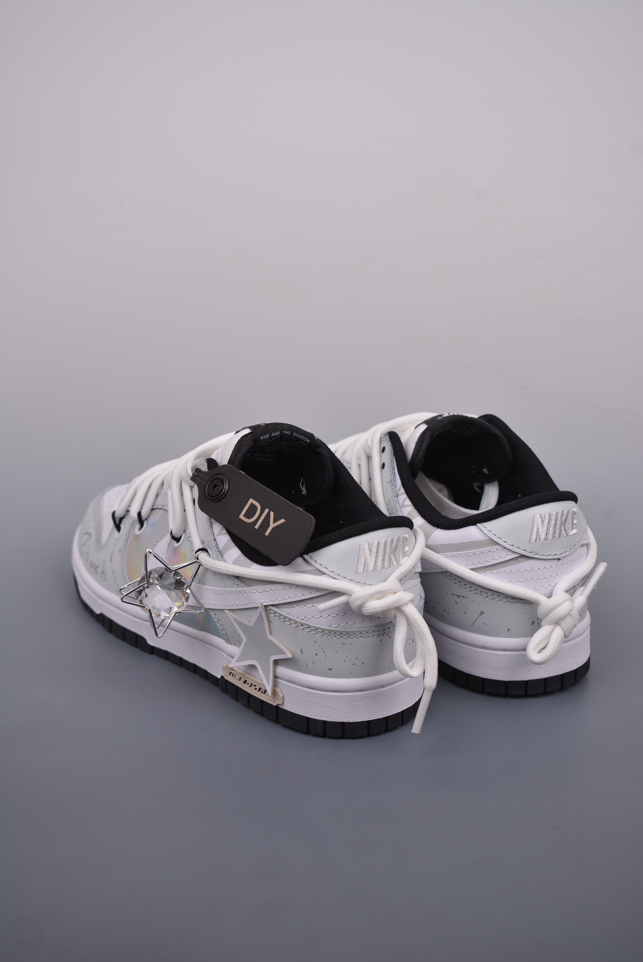 💰360 纯原版 可退换
NK SB Dunk Low 梦压星河 镭射星星
解构抽绳鞋带 纯原大厂出品 极力推荐
原装头层材料 独家版型蒸餾加工
帶來的是更好的视觉和脚感体验
大厂纯原品质出货 清洁度
电绣工艺 皮料切割干净无任何毛边 细节完美
官方货号: DD1391 100J
尺码:36 36.5 37.5 38 38.5 39 40 40.5 41 42 42.5 43 44 44.5 45 46