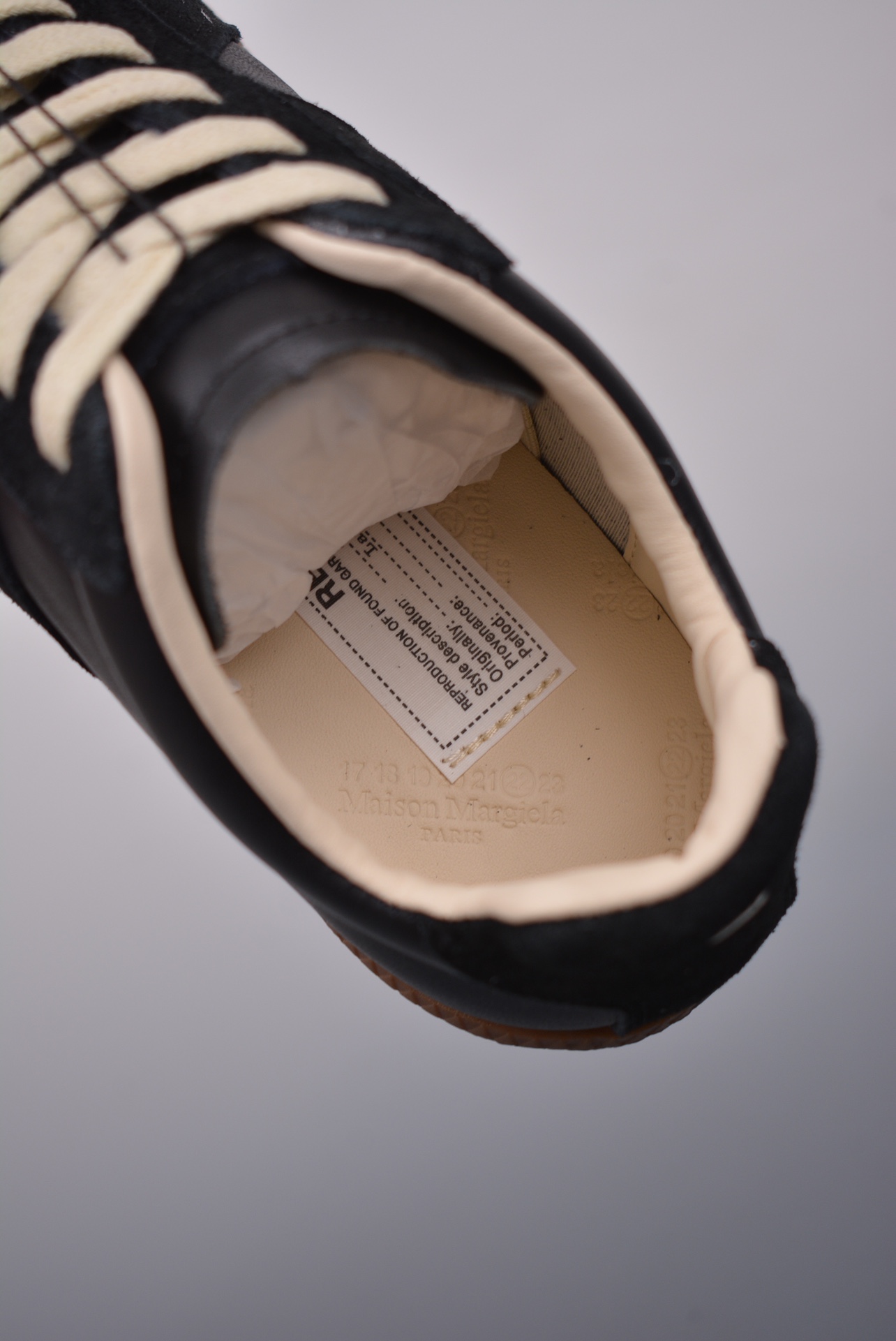 💰360 纯原版 可退换
Maison Margiela Calfskin Replica
马吉拉 德训 运动休闲板鞋 原版原盒
采用进口粒面头层小牛皮
组合耐磨翻毛皮革鞋面材质
牛反绒鞋头饰片 内里水染牛皮及脚垫
鞋舌记忆海绵材质贴附脚背
轻盈耐磨防滑橡胶鞋底
官方货号: S58WSOD
尺码:36 36.5 37.5 38 38.5 39 40 40.5 41 42 42.5 43 44 44.5 45