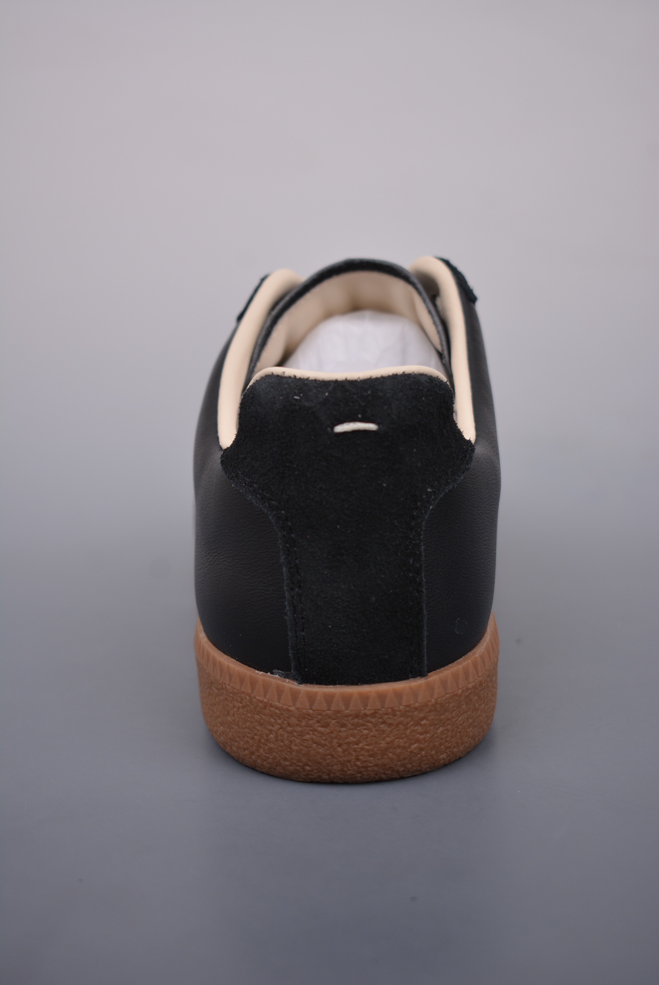 💰360 纯原版 可退换
Maison Margiela Calfskin Replica
马吉拉 德训 运动休闲板鞋 原版原盒
采用进口粒面头层小牛皮
组合耐磨翻毛皮革鞋面材质
牛反绒鞋头饰片 内里水染牛皮及脚垫
鞋舌记忆海绵材质贴附脚背
轻盈耐磨防滑橡胶鞋底
官方货号: S58WSOD
尺码:36 36.5 37.5 38 38.5 39 40 40.5 41 42 42.5 43 44 44.5 45