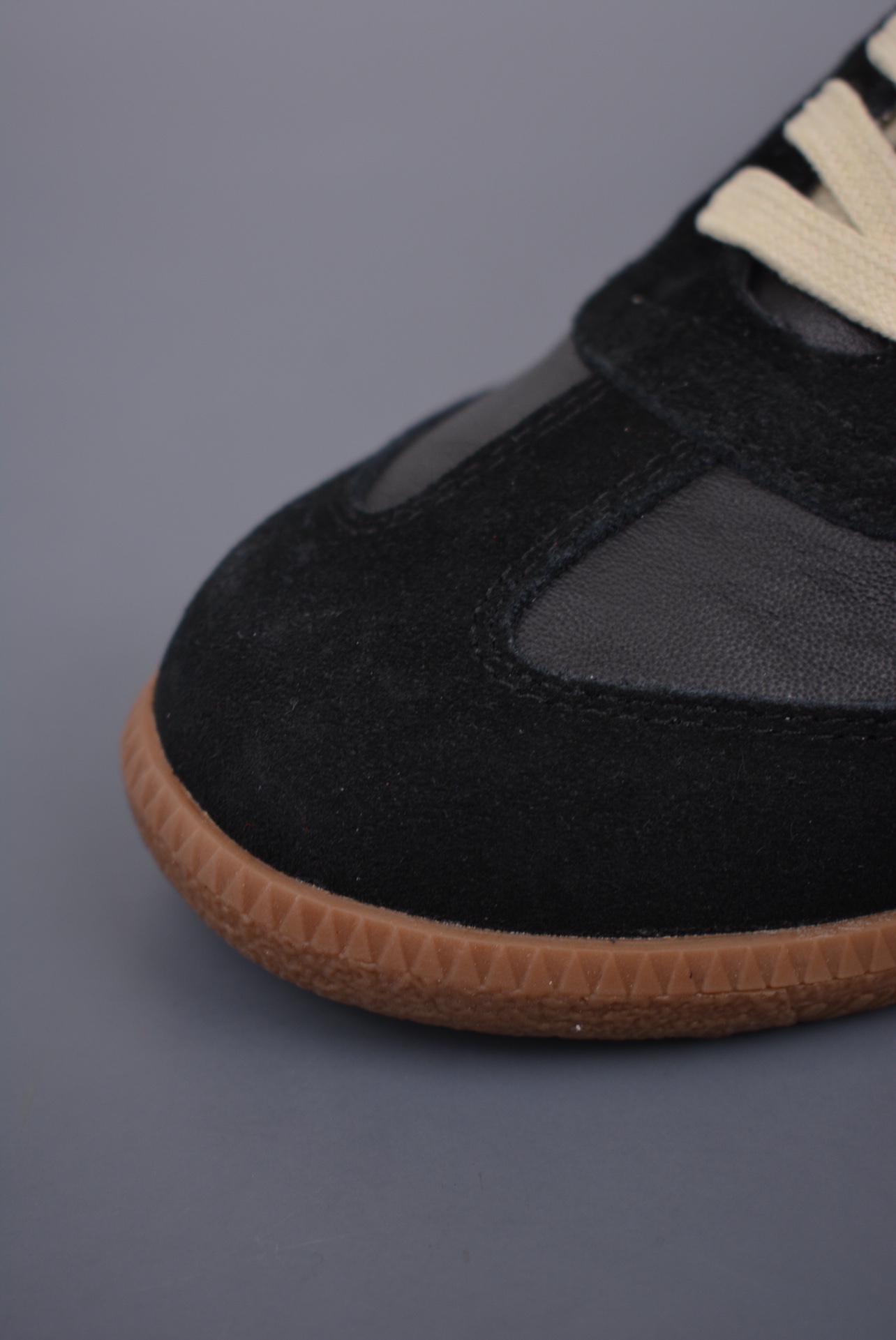 💰360 纯原版 可退换
Maison Margiela Calfskin Replica
马吉拉 德训 运动休闲板鞋 原版原盒
采用进口粒面头层小牛皮
组合耐磨翻毛皮革鞋面材质
牛反绒鞋头饰片 内里水染牛皮及脚垫
鞋舌记忆海绵材质贴附脚背
轻盈耐磨防滑橡胶鞋底
官方货号: S58WSOD
尺码:36 36.5 37.5 38 38.5 39 40 40.5 41 42 42.5 43 44 44.5 45