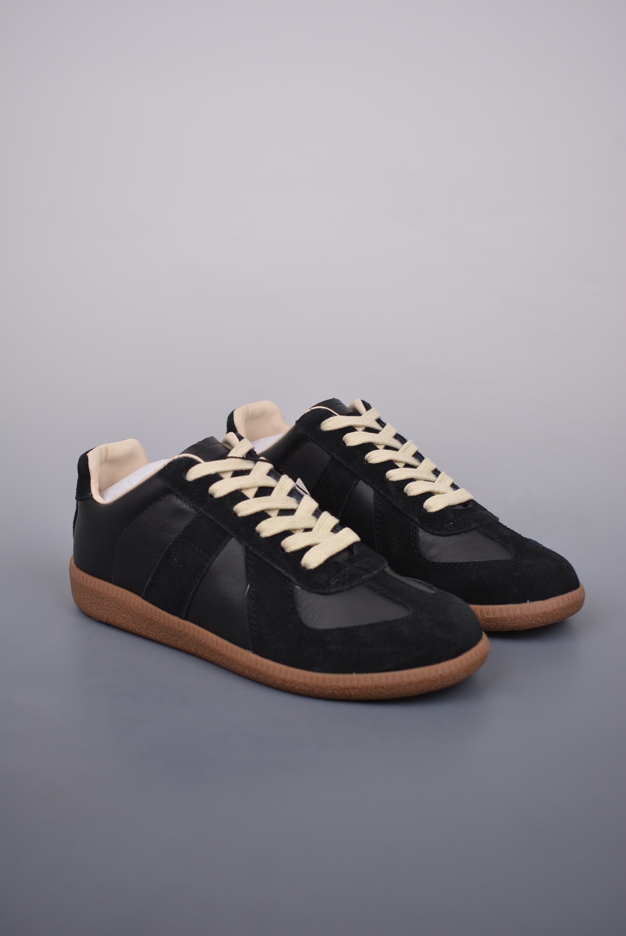 💰360 纯原版 可退换
Maison Margiela Calfskin Replica
马吉拉 德训 运动休闲板鞋 原版原盒
采用进口粒面头层小牛皮
组合耐磨翻毛皮革鞋面材质
牛反绒鞋头饰片 内里水染牛皮及脚垫
鞋舌记忆海绵材质贴附脚背
轻盈耐磨防滑橡胶鞋底
官方货号: S58WSOD
尺码:36 36.5 37.5 38 38.5 39 40 40.5 41 42 42.5 43 44 44.5 45