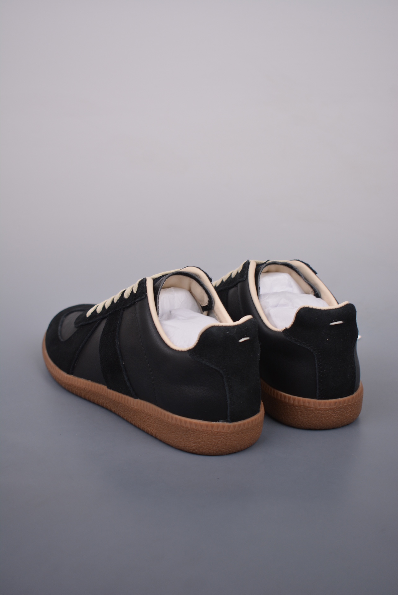 💰360 纯原版 可退换
Maison Margiela Calfskin Replica
马吉拉 德训 运动休闲板鞋 原版原盒
采用进口粒面头层小牛皮
组合耐磨翻毛皮革鞋面材质
牛反绒鞋头饰片 内里水染牛皮及脚垫
鞋舌记忆海绵材质贴附脚背
轻盈耐磨防滑橡胶鞋底
官方货号: S58WSOD
尺码:36 36.5 37.5 38 38.5 39 40 40.5 41 42 42.5 43 44 44.5 45