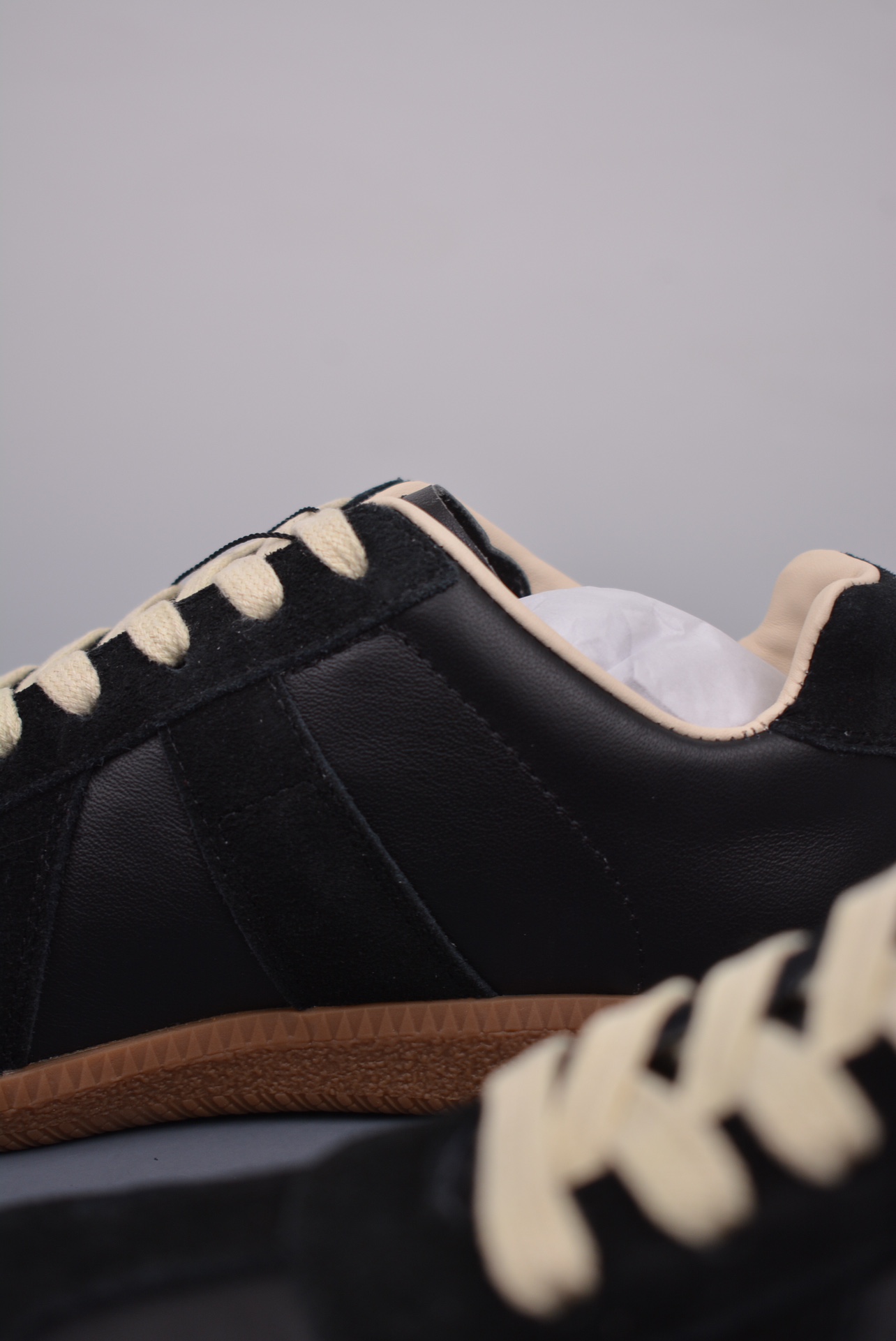 💰360 纯原版 可退换
Maison Margiela Calfskin Replica
马吉拉 德训 运动休闲板鞋 原版原盒
采用进口粒面头层小牛皮
组合耐磨翻毛皮革鞋面材质
牛反绒鞋头饰片 内里水染牛皮及脚垫
鞋舌记忆海绵材质贴附脚背
轻盈耐磨防滑橡胶鞋底
官方货号: S58WSOD
尺码:36 36.5 37.5 38 38.5 39 40 40.5 41 42 42.5 43 44 44.5 45