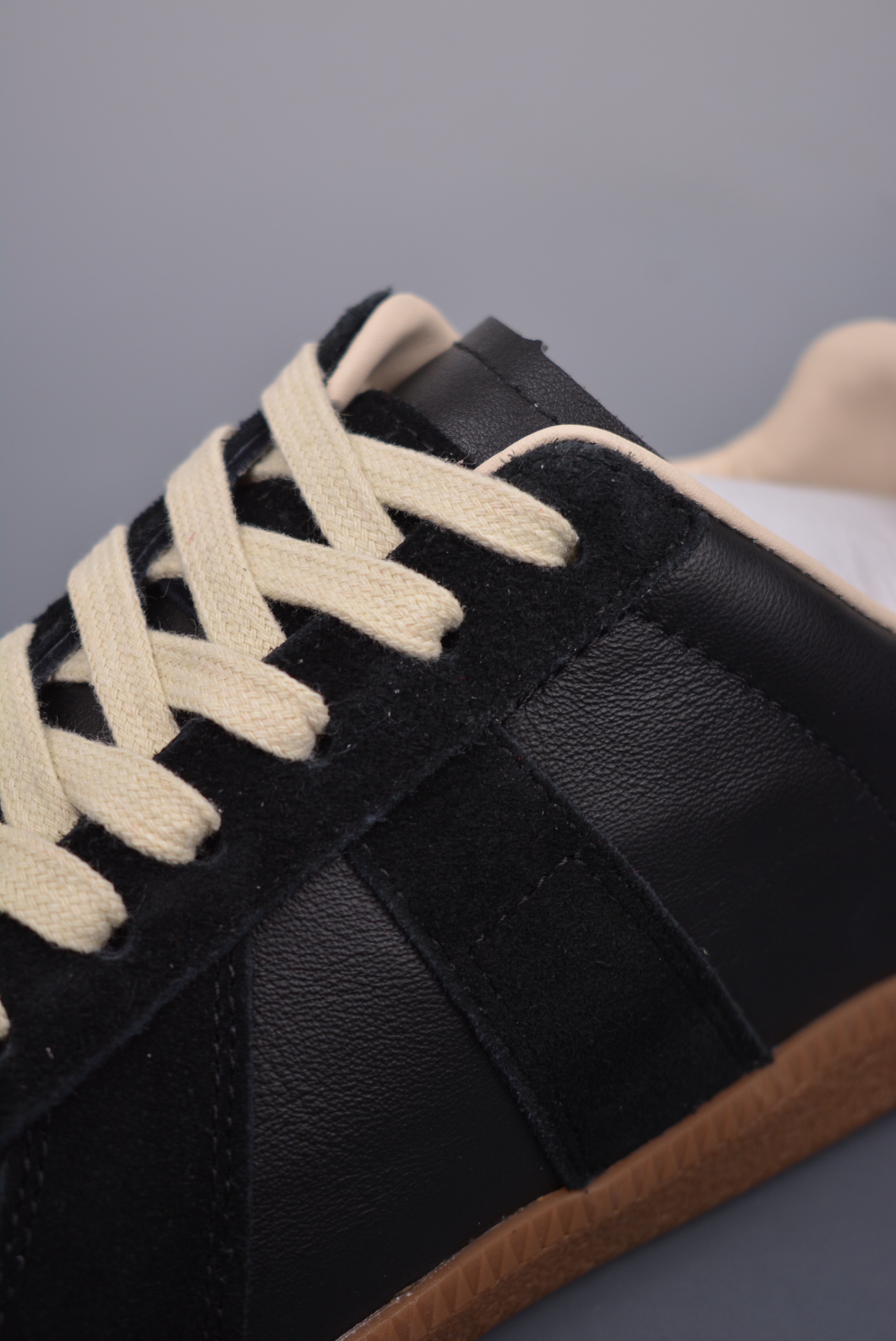 💰360 纯原版 可退换
Maison Margiela Calfskin Replica
马吉拉 德训 运动休闲板鞋 原版原盒
采用进口粒面头层小牛皮
组合耐磨翻毛皮革鞋面材质
牛反绒鞋头饰片 内里水染牛皮及脚垫
鞋舌记忆海绵材质贴附脚背
轻盈耐磨防滑橡胶鞋底
官方货号: S58WSOD
尺码:36 36.5 37.5 38 38.5 39 40 40.5 41 42 42.5 43 44 44.5 45