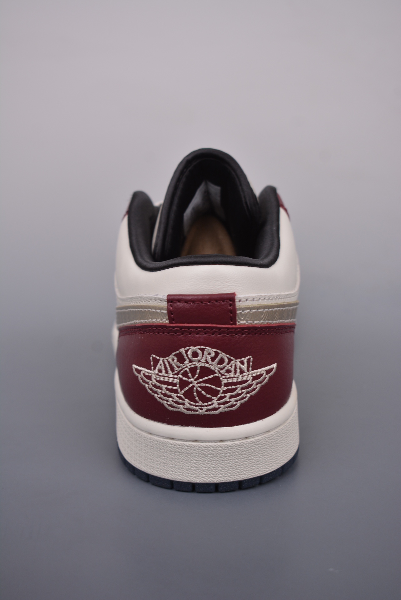 💰140真标💰200公司级💰260纯原版
原装裸鞋级 市面最高工艺产物💯
Air Jordan 1 Low 金羽龙年 纯原系列
当前市场最优版本 陆续上架
全鞋采用原装头层皮，用料扎实 精雕细琢
鞋型极致还原 飞翼3D打印改良 深度立体 
四线中底拉帮皮料选材 钢印 背胶一应俱全 全新批次 原装原模大底全鞋原厂定制皮料，手感细腻正确折边工艺 完美细节诠释。
官方货号：FJ5735 100H8
Size：36 36.5 37.5 38 38.5 39 40 40.5 41 42 42.5 43 44 45 46