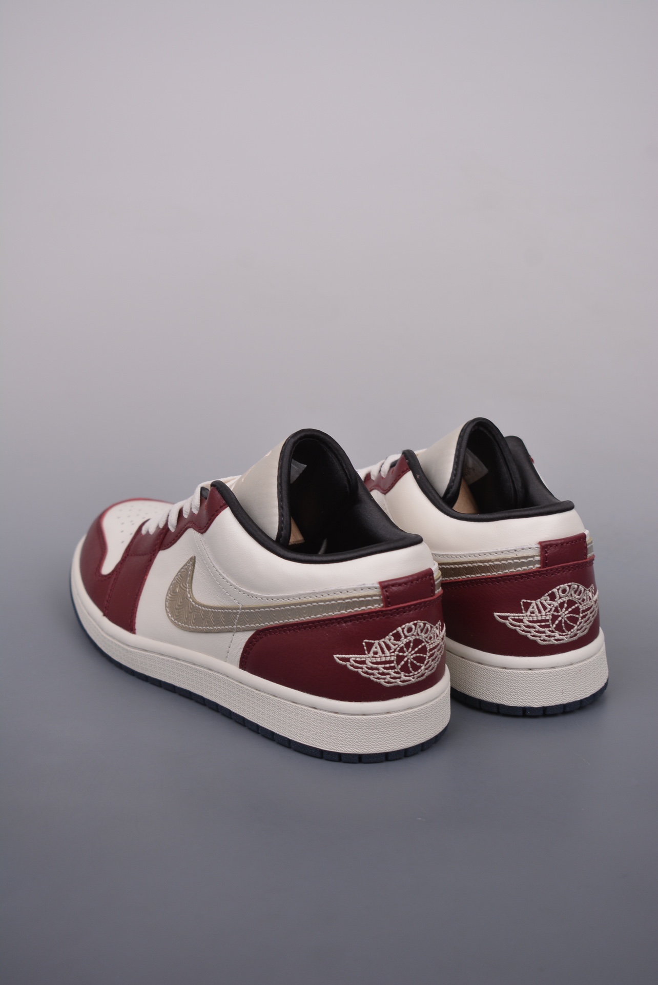 💰140真标💰200公司级💰260纯原版
原装裸鞋级 市面最高工艺产物💯
Air Jordan 1 Low 金羽龙年 纯原系列
当前市场最优版本 陆续上架
全鞋采用原装头层皮，用料扎实 精雕细琢
鞋型极致还原 飞翼3D打印改良 深度立体 
四线中底拉帮皮料选材 钢印 背胶一应俱全 全新批次 原装原模大底全鞋原厂定制皮料，手感细腻正确折边工艺 完美细节诠释。
官方货号：FJ5735 100H8
Size：36 36.5 37.5 38 38.5 39 40 40.5 41 42 42.5 43 44 45 46