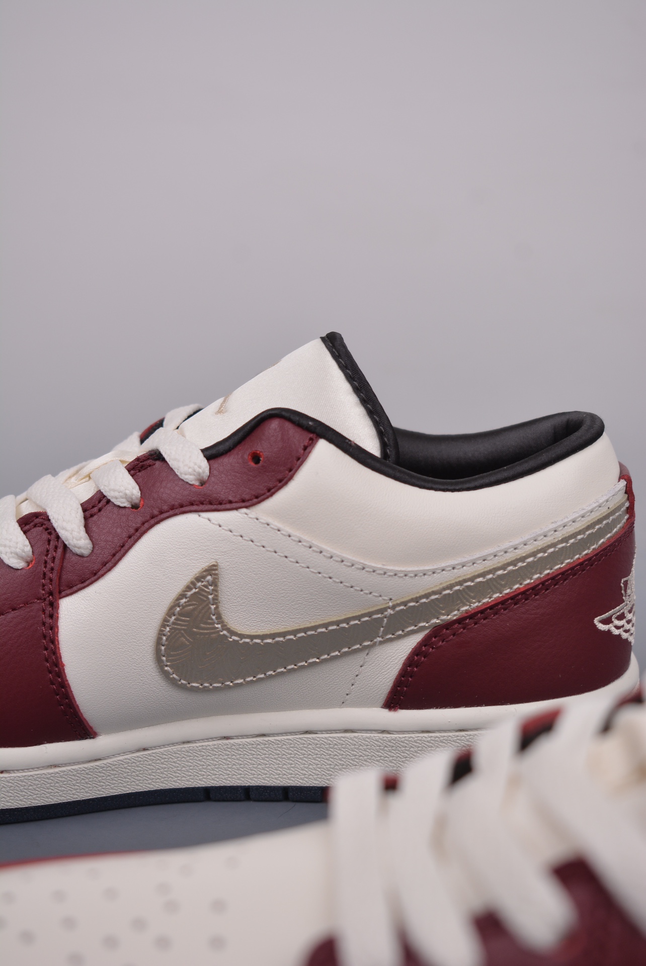 💰140真标💰200公司级💰260纯原版
原装裸鞋级 市面最高工艺产物💯
Air Jordan 1 Low 金羽龙年 纯原系列
当前市场最优版本 陆续上架
全鞋采用原装头层皮，用料扎实 精雕细琢
鞋型极致还原 飞翼3D打印改良 深度立体 
四线中底拉帮皮料选材 钢印 背胶一应俱全 全新批次 原装原模大底全鞋原厂定制皮料，手感细腻正确折边工艺 完美细节诠释。
官方货号：FJ5735 100H8
Size：36 36.5 37.5 38 38.5 39 40 40.5 41 42 42.5 43 44 45 46