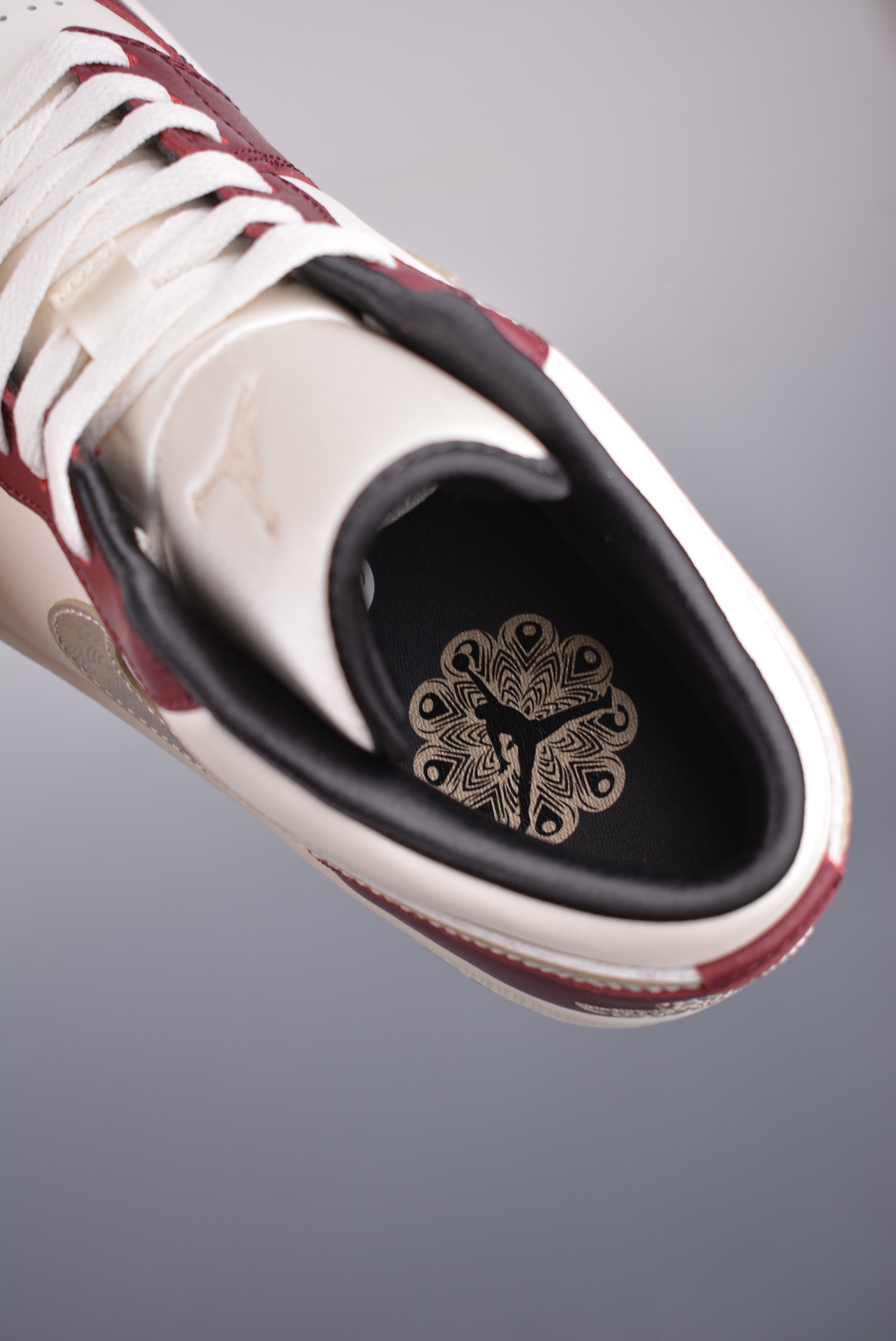 💰140真标💰200公司级💰260纯原版
原装裸鞋级 市面最高工艺产物💯
Air Jordan 1 Low 金羽龙年 纯原系列
当前市场最优版本 陆续上架
全鞋采用原装头层皮，用料扎实 精雕细琢
鞋型极致还原 飞翼3D打印改良 深度立体 
四线中底拉帮皮料选材 钢印 背胶一应俱全 全新批次 原装原模大底全鞋原厂定制皮料，手感细腻正确折边工艺 完美细节诠释。
官方货号：FJ5735 100H8
Size：36 36.5 37.5 38 38.5 39 40 40.5 41 42 42.5 43 44 45 46