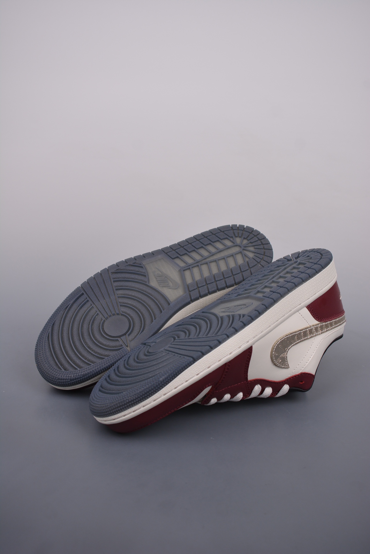 💰140真标💰200公司级💰260纯原版
原装裸鞋级 市面最高工艺产物💯
Air Jordan 1 Low 金羽龙年 纯原系列
当前市场最优版本 陆续上架
全鞋采用原装头层皮，用料扎实 精雕细琢
鞋型极致还原 飞翼3D打印改良 深度立体 
四线中底拉帮皮料选材 钢印 背胶一应俱全 全新批次 原装原模大底全鞋原厂定制皮料，手感细腻正确折边工艺 完美细节诠释。
官方货号：FJ5735 100H8
Size：36 36.5 37.5 38 38.5 39 40 40.5 41 42 42.5 43 44 45 46