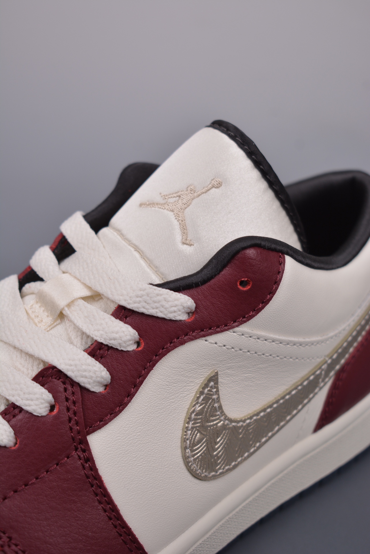 💰140真标💰200公司级💰260纯原版
原装裸鞋级 市面最高工艺产物💯
Air Jordan 1 Low 金羽龙年 纯原系列
当前市场最优版本 陆续上架
全鞋采用原装头层皮，用料扎实 精雕细琢
鞋型极致还原 飞翼3D打印改良 深度立体 
四线中底拉帮皮料选材 钢印 背胶一应俱全 全新批次 原装原模大底全鞋原厂定制皮料，手感细腻正确折边工艺 完美细节诠释。
官方货号：FJ5735 100H8
Size：36 36.5 37.5 38 38.5 39 40 40.5 41 42 42.5 43 44 45 46