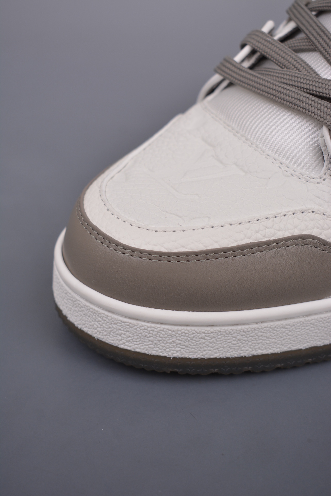 700 天花板级别 LOUIS VUITTON Trainer LV 路易威登板鞋