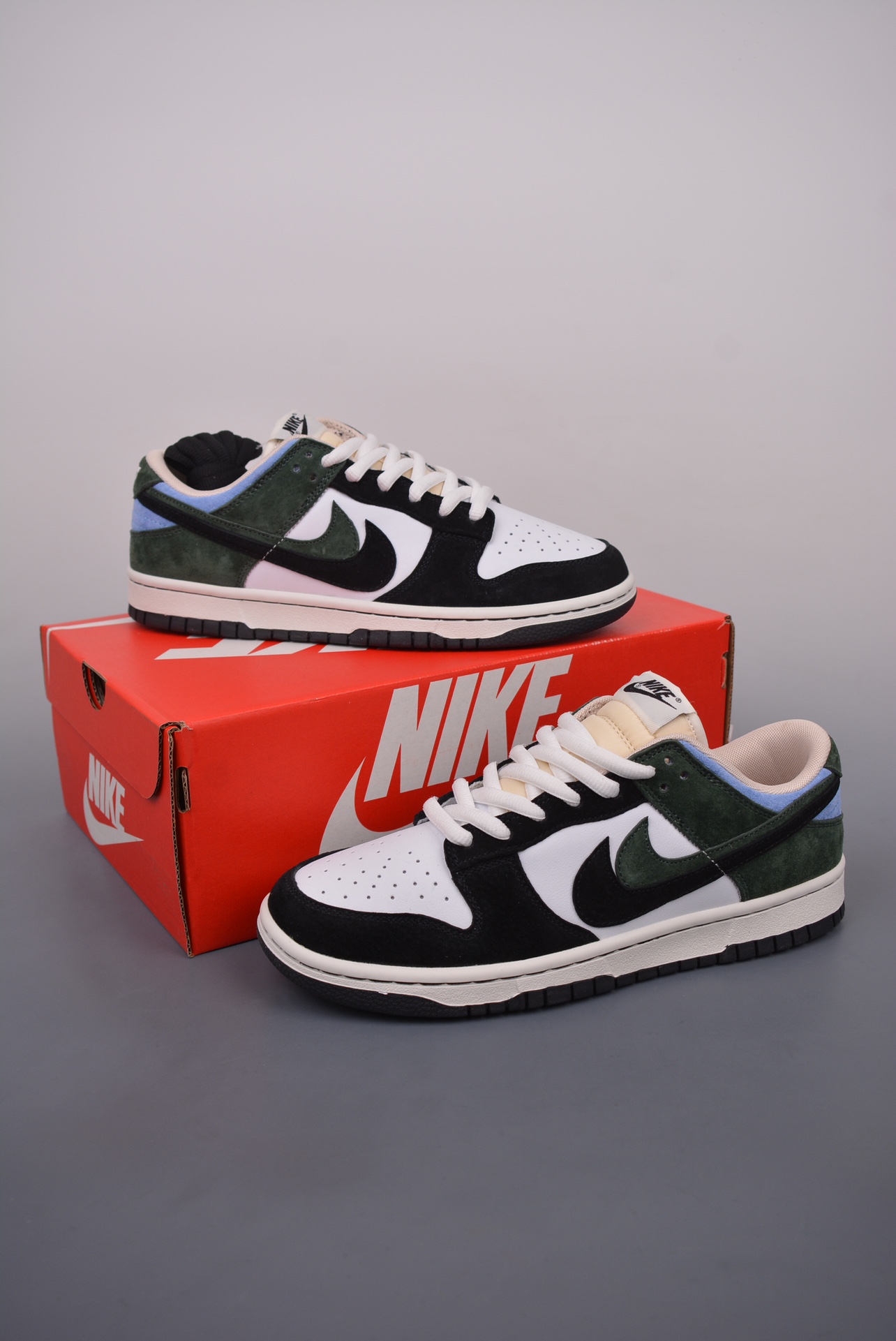 300 SB Dunk Low 大友克洋 麂皮黑绿 CT2552-897