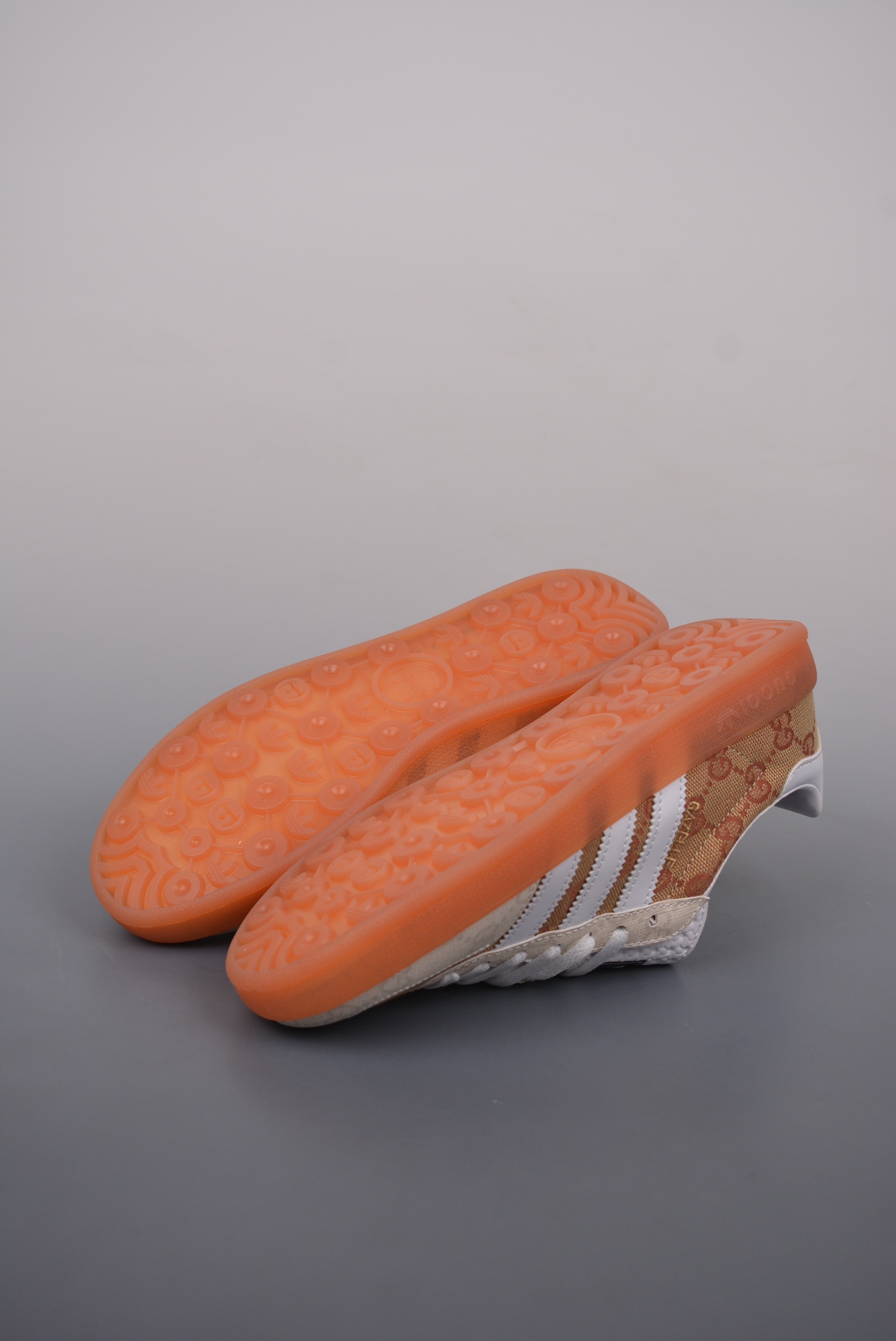 💰150真标💰170公司级💰200纯原版
AD Originals Gazelle
古驰Gucci x 德国运动品牌阿迪达斯
采用翻毛皮与天鹅绒布鞋面材质
皮革内里贴缓震PU乳胶脚垫 外置耐磨大底KK
尺码: 36 36.5 37.5 38 38.5 39 40 40.5 41 42 42.5 43 44