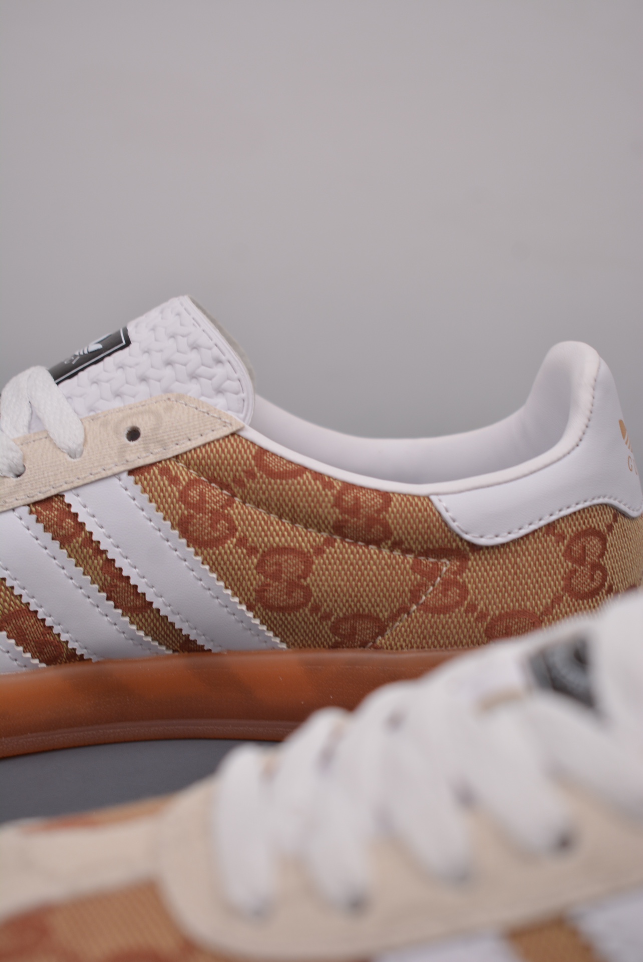 💰150真标💰170公司级💰200纯原版
AD Originals Gazelle
古驰Gucci x 德国运动品牌阿迪达斯
采用翻毛皮与天鹅绒布鞋面材质
皮革内里贴缓震PU乳胶脚垫 外置耐磨大底KK
尺码: 36 36.5 37.5 38 38.5 39 40 40.5 41 42 42.5 43 44