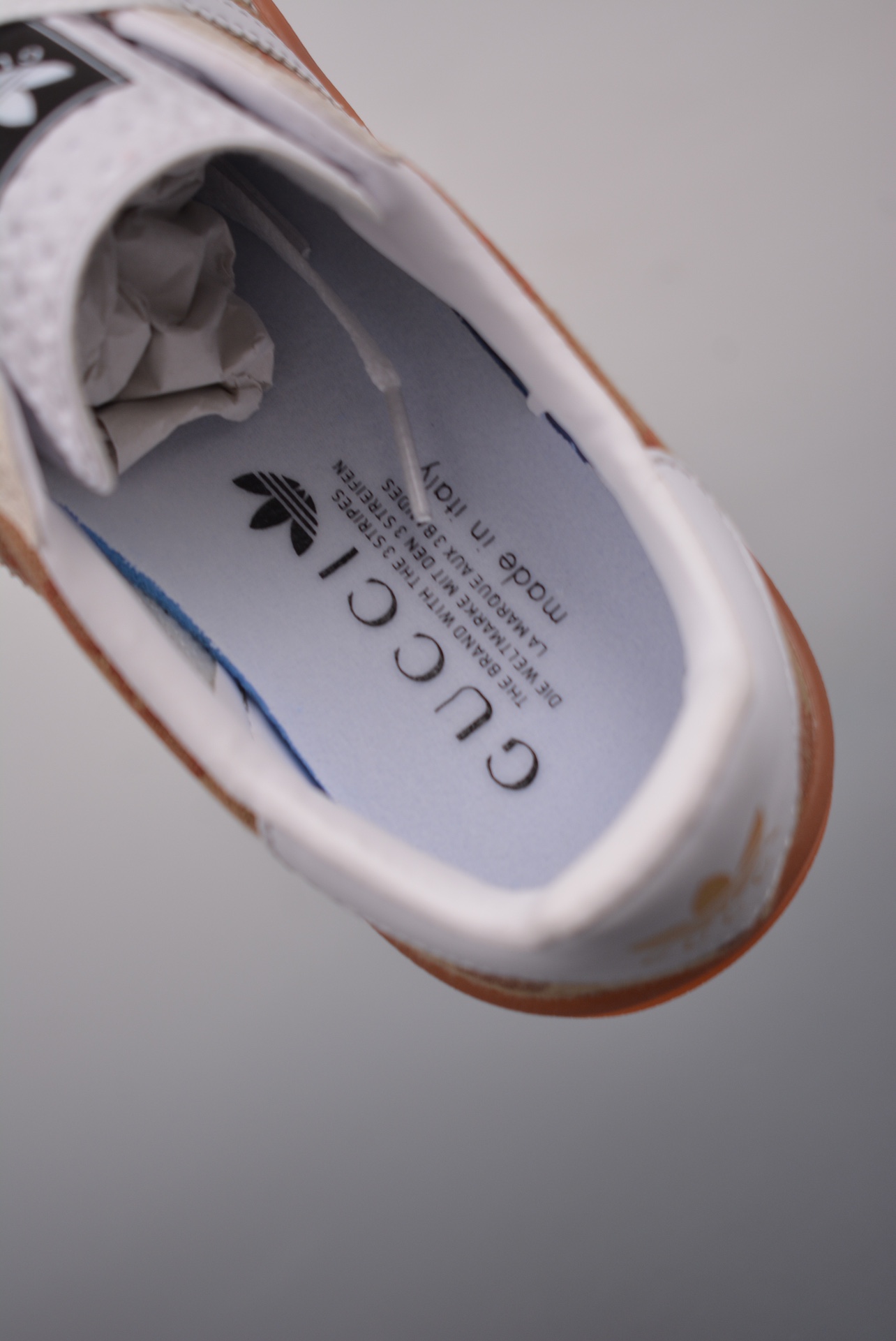 💰150真标💰170公司级💰200纯原版
AD Originals Gazelle
古驰Gucci x 德国运动品牌阿迪达斯
采用翻毛皮与天鹅绒布鞋面材质
皮革内里贴缓震PU乳胶脚垫 外置耐磨大底KK
尺码: 36 36.5 37.5 38 38.5 39 40 40.5 41 42 42.5 43 44