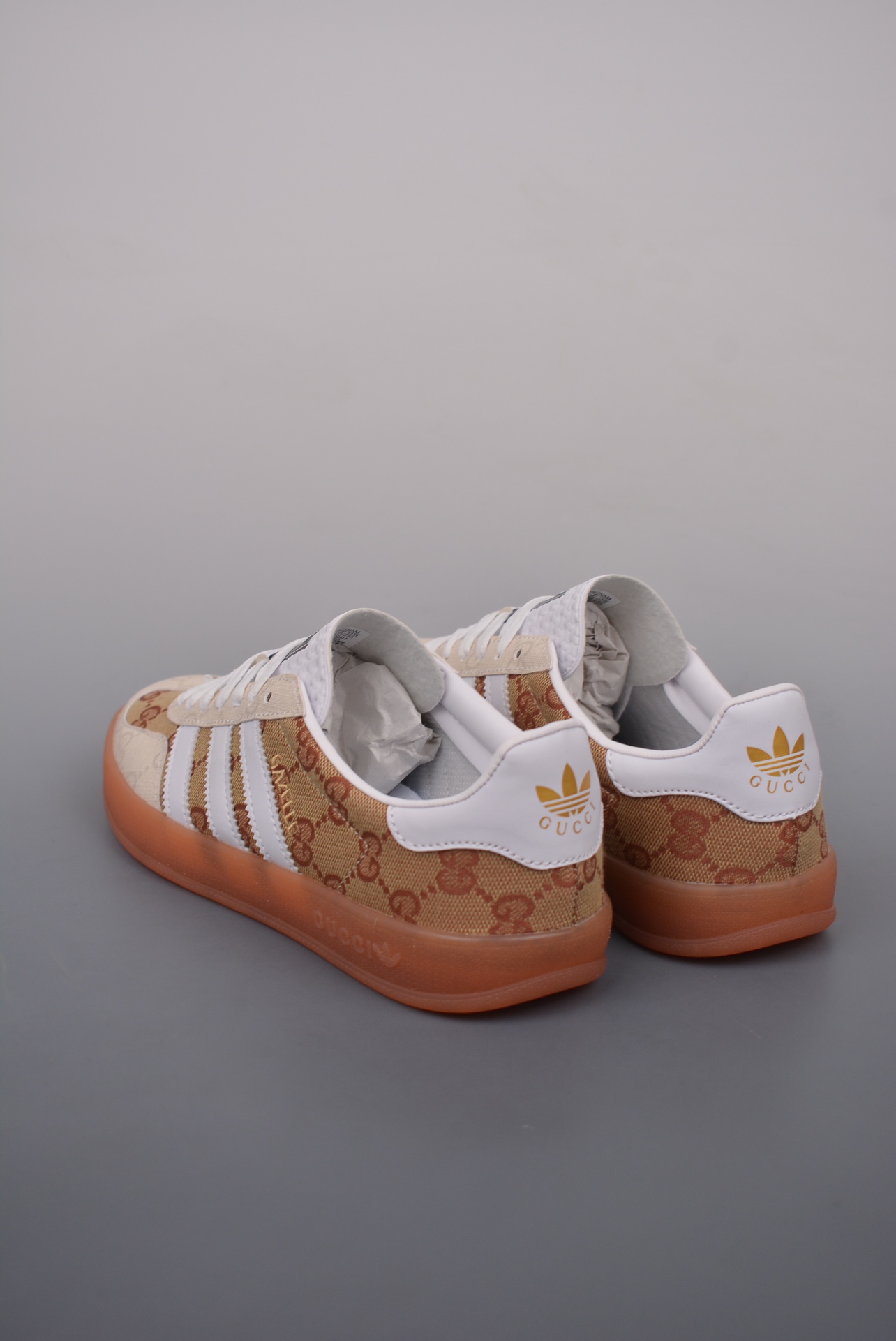 💰150真标💰170公司级💰200纯原版
AD Originals Gazelle
古驰Gucci x 德国运动品牌阿迪达斯
采用翻毛皮与天鹅绒布鞋面材质
皮革内里贴缓震PU乳胶脚垫 外置耐磨大底KK
尺码: 36 36.5 37.5 38 38.5 39 40 40.5 41 42 42.5 43 44