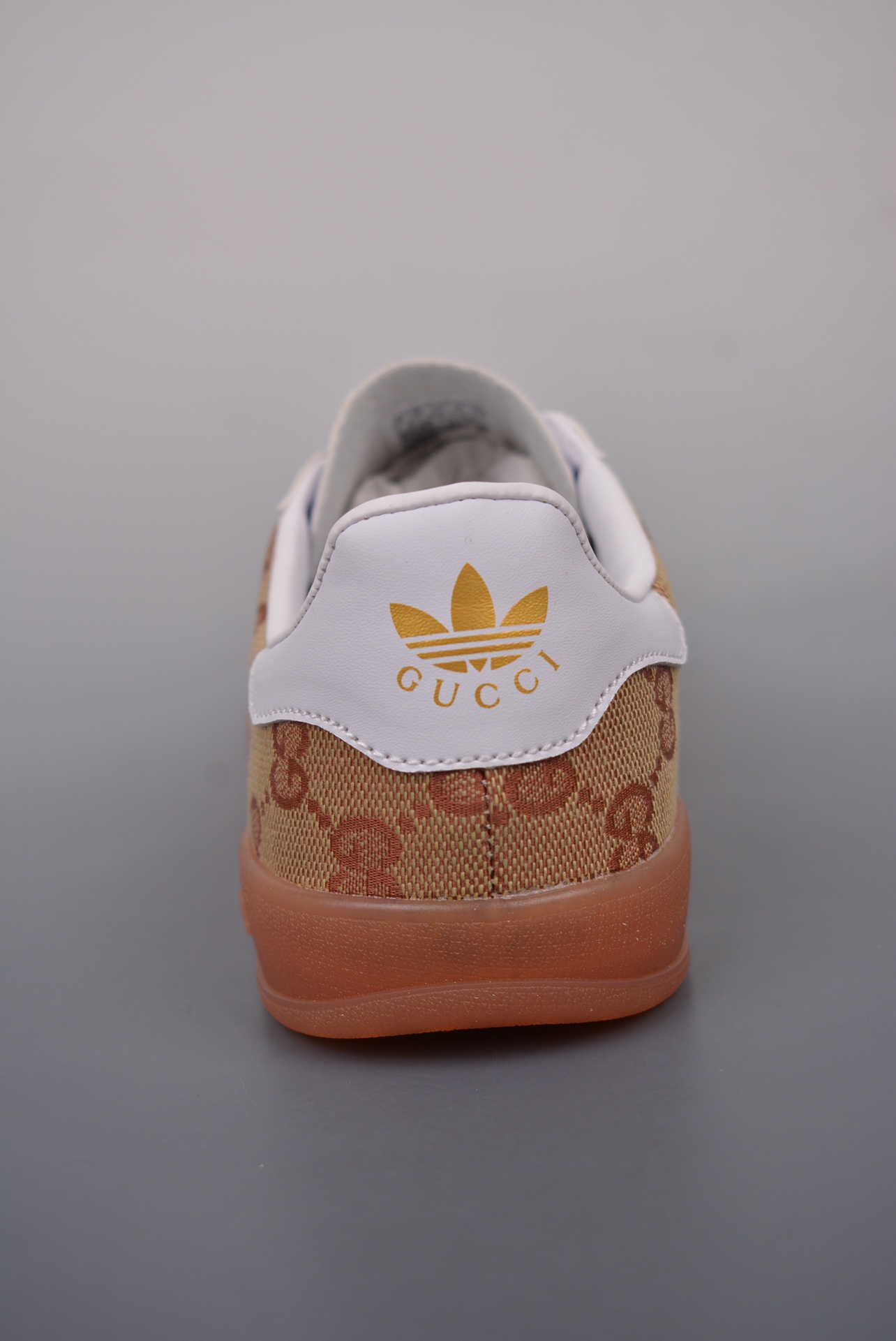 💰150真标💰170公司级💰200纯原版
AD Originals Gazelle
古驰Gucci x 德国运动品牌阿迪达斯
采用翻毛皮与天鹅绒布鞋面材质
皮革内里贴缓震PU乳胶脚垫 外置耐磨大底KK
尺码: 36 36.5 37.5 38 38.5 39 40 40.5 41 42 42.5 43 44