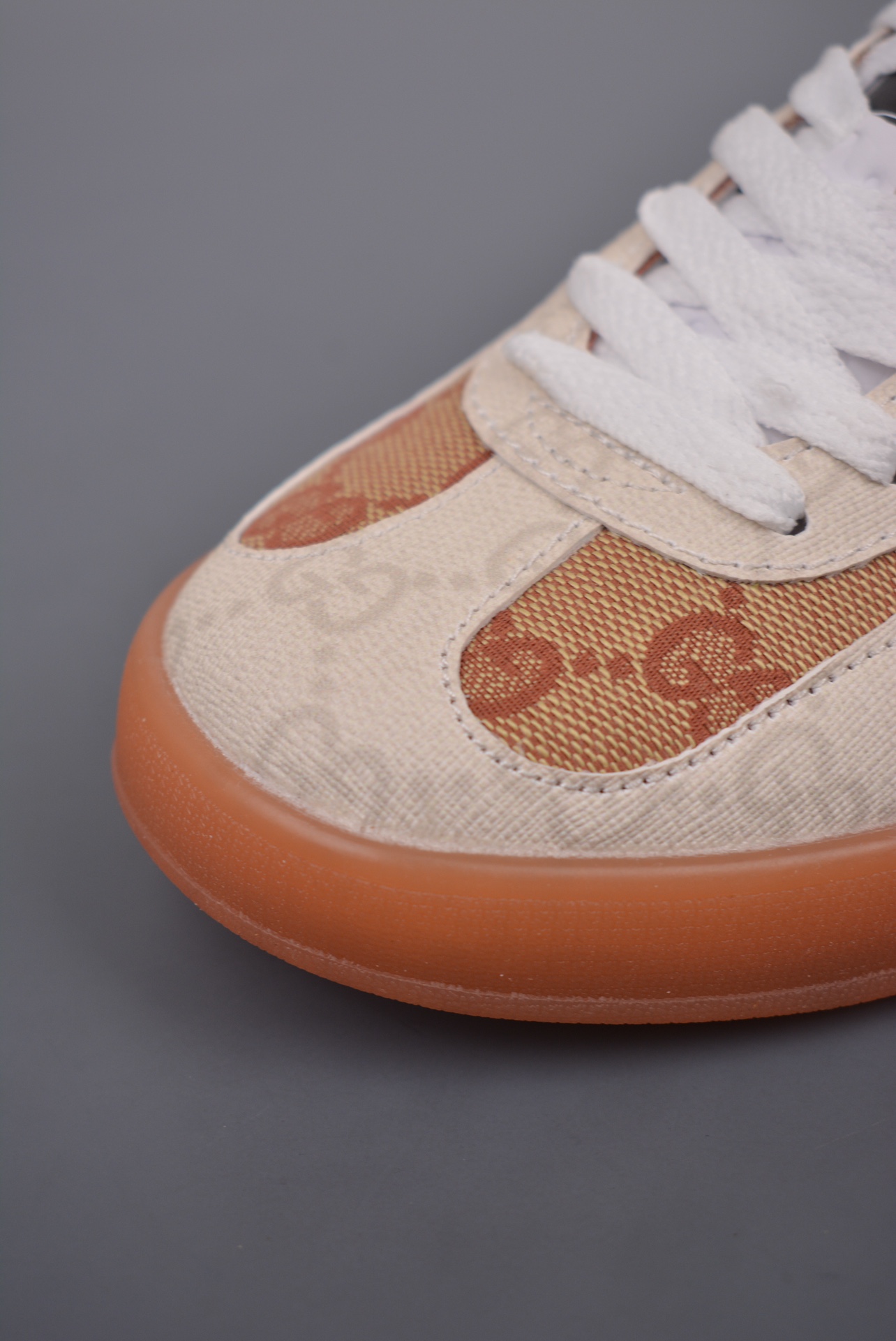 💰150真标💰170公司级💰200纯原版
AD Originals Gazelle
古驰Gucci x 德国运动品牌阿迪达斯
采用翻毛皮与天鹅绒布鞋面材质
皮革内里贴缓震PU乳胶脚垫 外置耐磨大底KK
尺码: 36 36.5 37.5 38 38.5 39 40 40.5 41 42 42.5 43 44