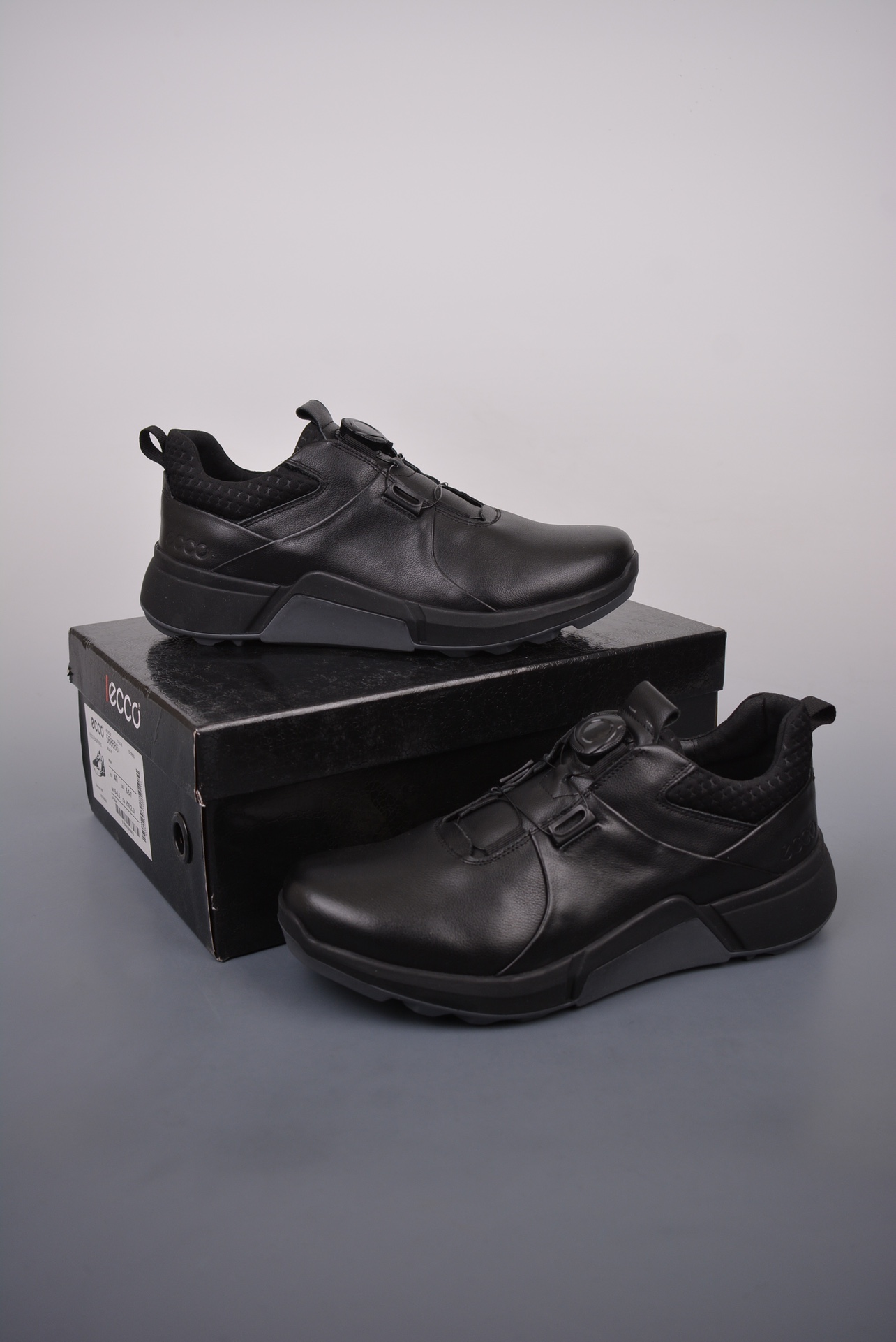 💰380 纯原版 可退换
Ecco爱步2024四季潮流男鞋 
格子布拼接休闲板鞋 百搭简约时尚户外鞋 
街头趣闯系列 牛皮鞋面 
纹理自然 细腻柔软 鞋面防泼水薄膜 
给你贴心保护 PU中底 橡胶大底 
抓地力强 具有良好的防滑耐磨性 
休闲百搭 简约利落MX
码数：39 40 41 42 43 44