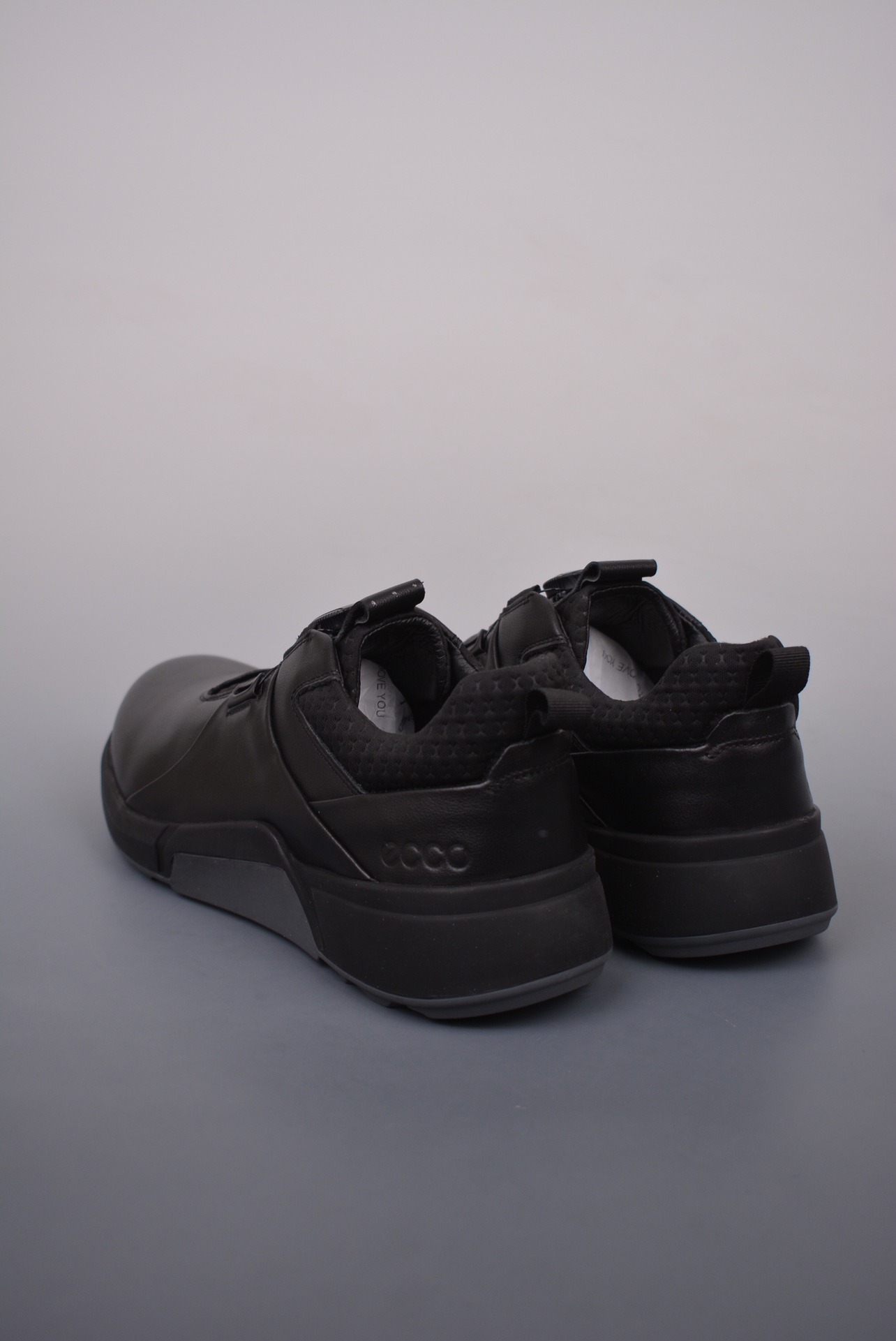 💰380 纯原版 可退换
Ecco爱步2024四季潮流男鞋 
格子布拼接休闲板鞋 百搭简约时尚户外鞋 
街头趣闯系列 牛皮鞋面 
纹理自然 细腻柔软 鞋面防泼水薄膜 
给你贴心保护 PU中底 橡胶大底 
抓地力强 具有良好的防滑耐磨性 
休闲百搭 简约利落MX
码数：39 40 41 42 43 44