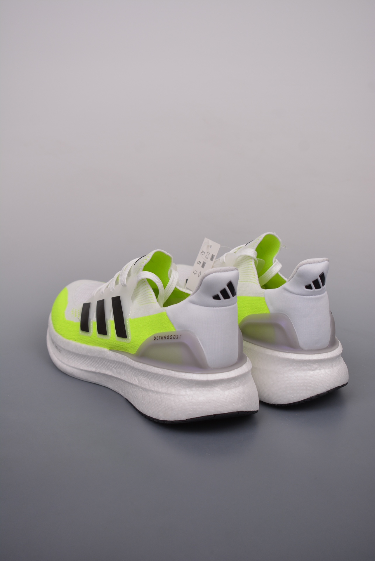 💰240 纯原版 可退换
AD ULTRA BOOST LIGHT
缓震运动休闲轻便透气跑步鞋 
采用adidas PRIMEKNIT鞋面
裹脚舒适 搭载BOOST技术 为运动添舒适
还搭载Linear Energy Push系统
旨在增加前掌和中足结构感 穿着舒适
官方货号：ID8887DX
尺码: 36 36.5 37.5 38 38.5 39 40 40.5 41 42 43 44 44.5 45 46 