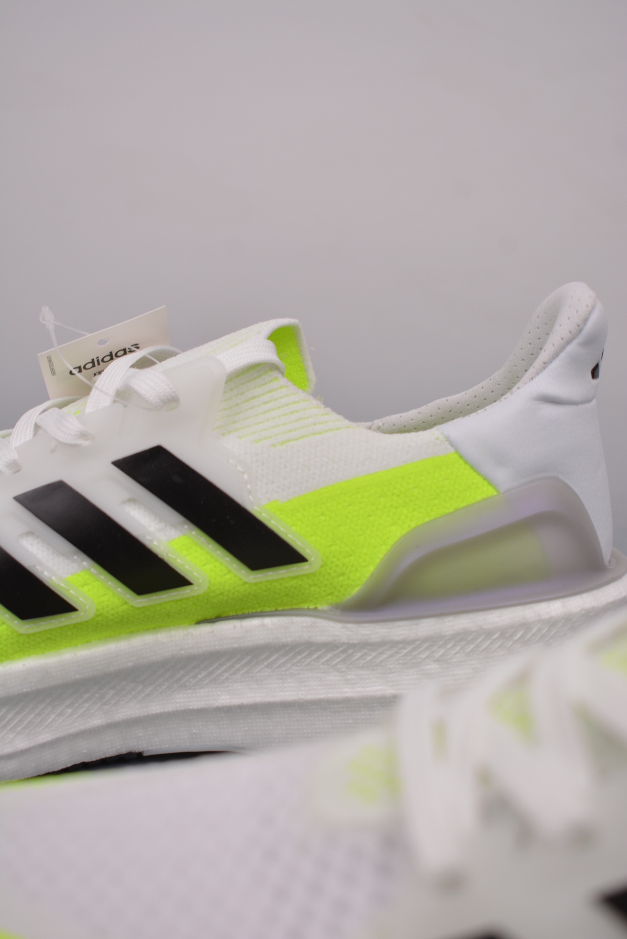 💰240 纯原版 可退换
AD ULTRA BOOST LIGHT
缓震运动休闲轻便透气跑步鞋 
采用adidas PRIMEKNIT鞋面
裹脚舒适 搭载BOOST技术 为运动添舒适
还搭载Linear Energy Push系统
旨在增加前掌和中足结构感 穿着舒适
官方货号：ID8887DX
尺码: 36 36.5 37.5 38 38.5 39 40 40.5 41 42 43 44 44.5 45 46 