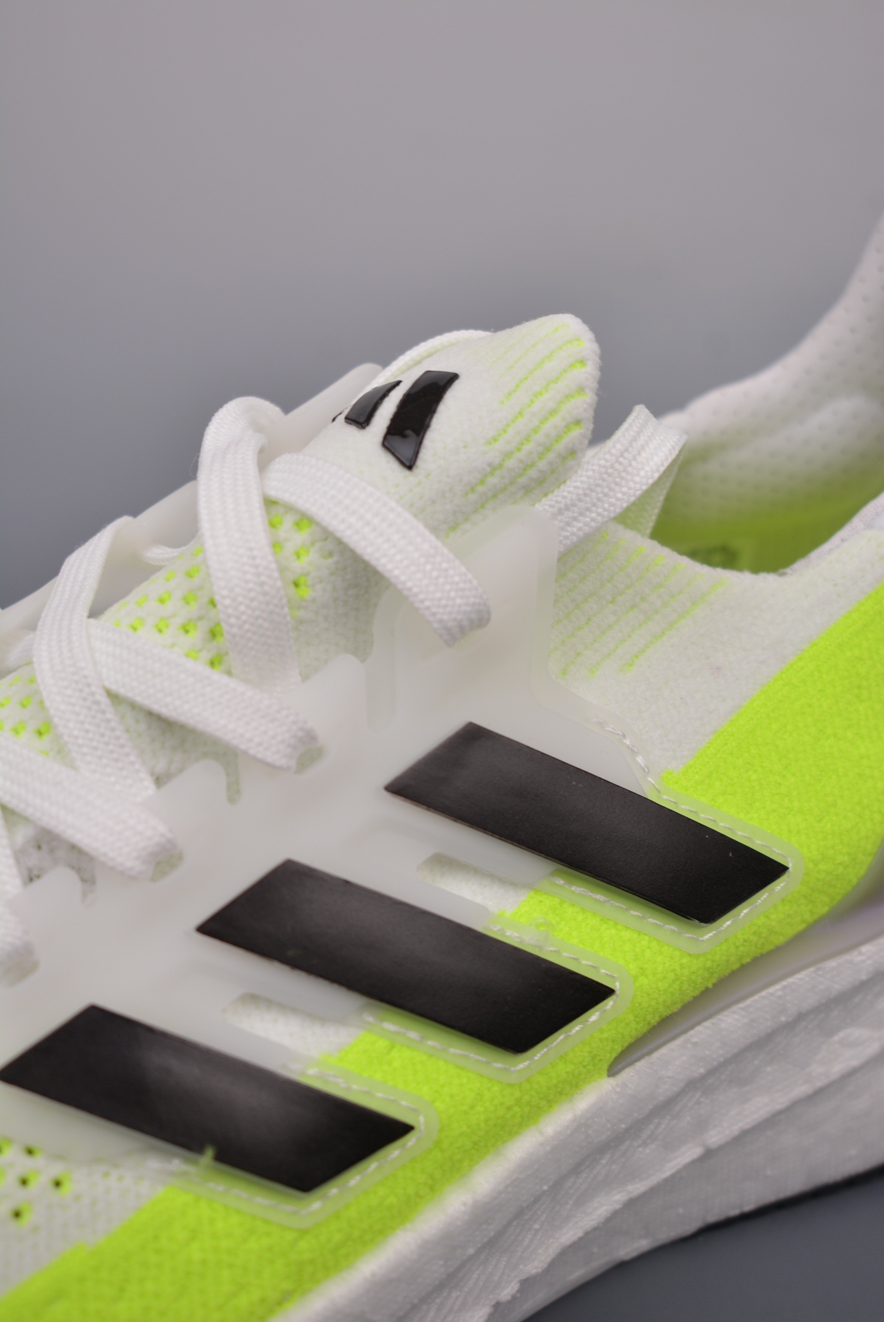 💰240 纯原版 可退换
AD ULTRA BOOST LIGHT
缓震运动休闲轻便透气跑步鞋 
采用adidas PRIMEKNIT鞋面
裹脚舒适 搭载BOOST技术 为运动添舒适
还搭载Linear Energy Push系统
旨在增加前掌和中足结构感 穿着舒适
官方货号：ID8887DX
尺码: 36 36.5 37.5 38 38.5 39 40 40.5 41 42 43 44 44.5 45 46 
