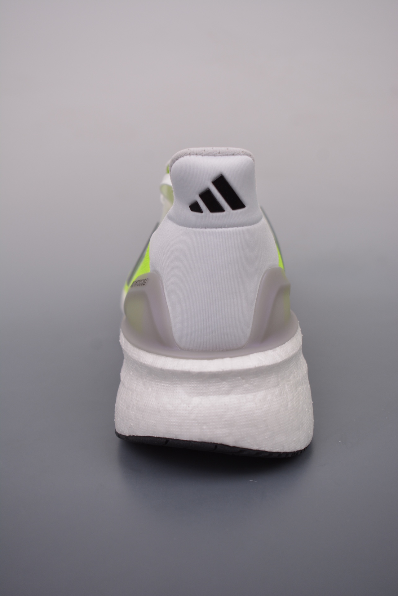 💰240 纯原版 可退换
AD ULTRA BOOST LIGHT
缓震运动休闲轻便透气跑步鞋 
采用adidas PRIMEKNIT鞋面
裹脚舒适 搭载BOOST技术 为运动添舒适
还搭载Linear Energy Push系统
旨在增加前掌和中足结构感 穿着舒适
官方货号：ID8887DX
尺码: 36 36.5 37.5 38 38.5 39 40 40.5 41 42 43 44 44.5 45 46 