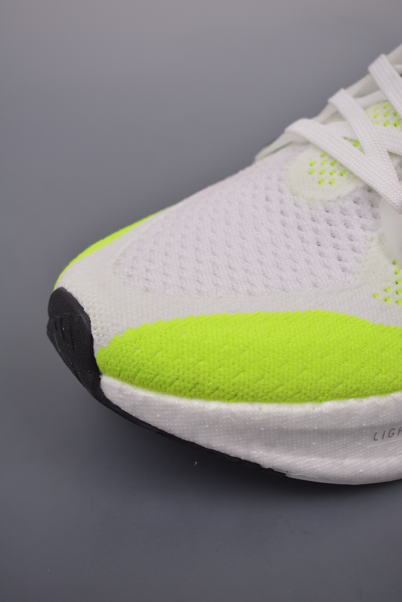 💰240 纯原版 可退换
AD ULTRA BOOST LIGHT
缓震运动休闲轻便透气跑步鞋 
采用adidas PRIMEKNIT鞋面
裹脚舒适 搭载BOOST技术 为运动添舒适
还搭载Linear Energy Push系统
旨在增加前掌和中足结构感 穿着舒适
官方货号：ID8887DX
尺码: 36 36.5 37.5 38 38.5 39 40 40.5 41 42 43 44 44.5 45 46 