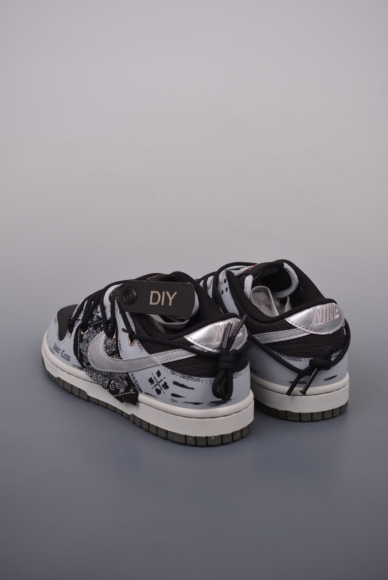 300 SB Dunk Low 叁次实验室 暗黑扑克  DM0108-001