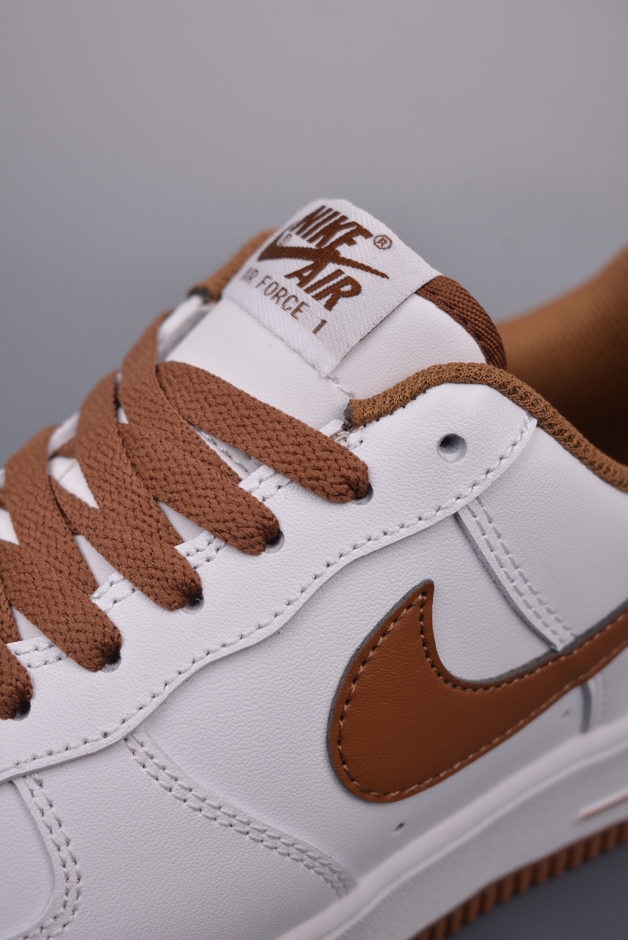 💰170真标💰200公司级💰240纯原版
NK Air Force 1 Low 纯原版
原楦头原纸板 打造纯正空军版型
专注外贸渠道 全掌内置蜂窝气垫 
原盒配件 原厂中底钢印、拉帮完美   
官方货号：DH7561 100KK
Size：36 36.5 37.5 38 38.5 39 40 40.5 41 42 42.5 43 44 45