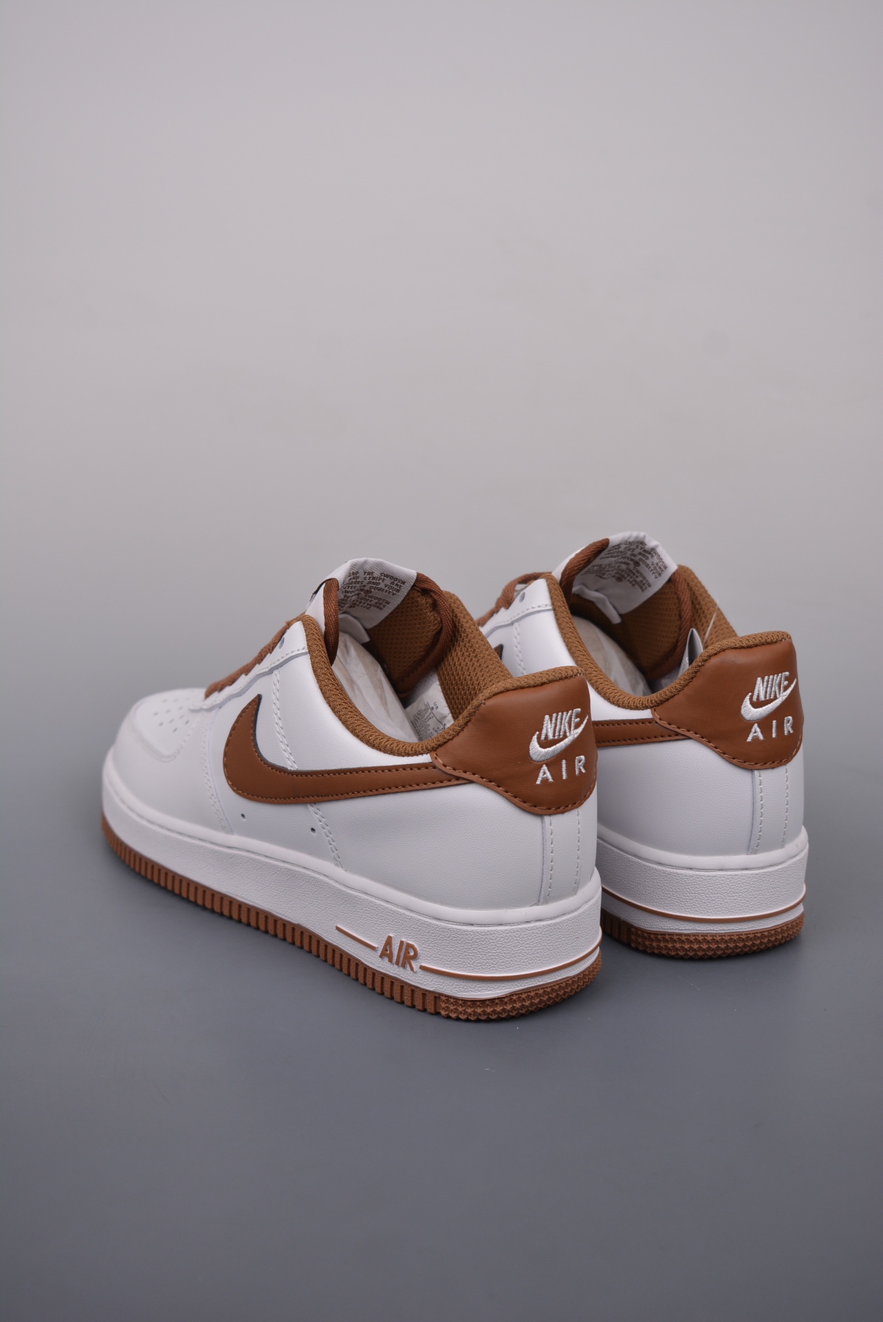 💰170真标💰200公司级💰240纯原版
NK Air Force 1 Low 纯原版
原楦头原纸板 打造纯正空军版型
专注外贸渠道 全掌内置蜂窝气垫 
原盒配件 原厂中底钢印、拉帮完美   
官方货号：DH7561 100KK
Size：36 36.5 37.5 38 38.5 39 40 40.5 41 42 42.5 43 44 45