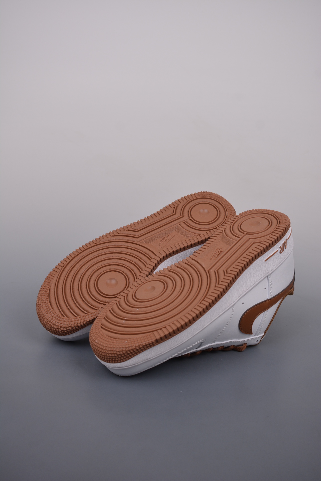 💰170真标💰200公司级💰240纯原版
NK Air Force 1 Low 纯原版
原楦头原纸板 打造纯正空军版型
专注外贸渠道 全掌内置蜂窝气垫 
原盒配件 原厂中底钢印、拉帮完美   
官方货号：DH7561 100KK
Size：36 36.5 37.5 38 38.5 39 40 40.5 41 42 42.5 43 44 45