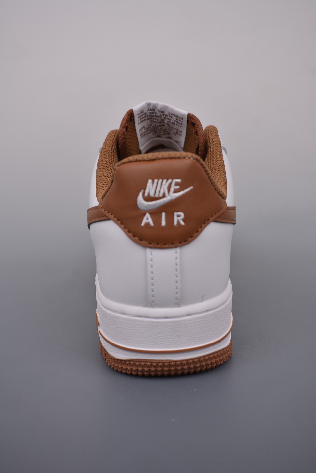 💰170真标💰200公司级💰240纯原版
NK Air Force 1 Low 纯原版
原楦头原纸板 打造纯正空军版型
专注外贸渠道 全掌内置蜂窝气垫 
原盒配件 原厂中底钢印、拉帮完美   
官方货号：DH7561 100KK
Size：36 36.5 37.5 38 38.5 39 40 40.5 41 42 42.5 43 44 45