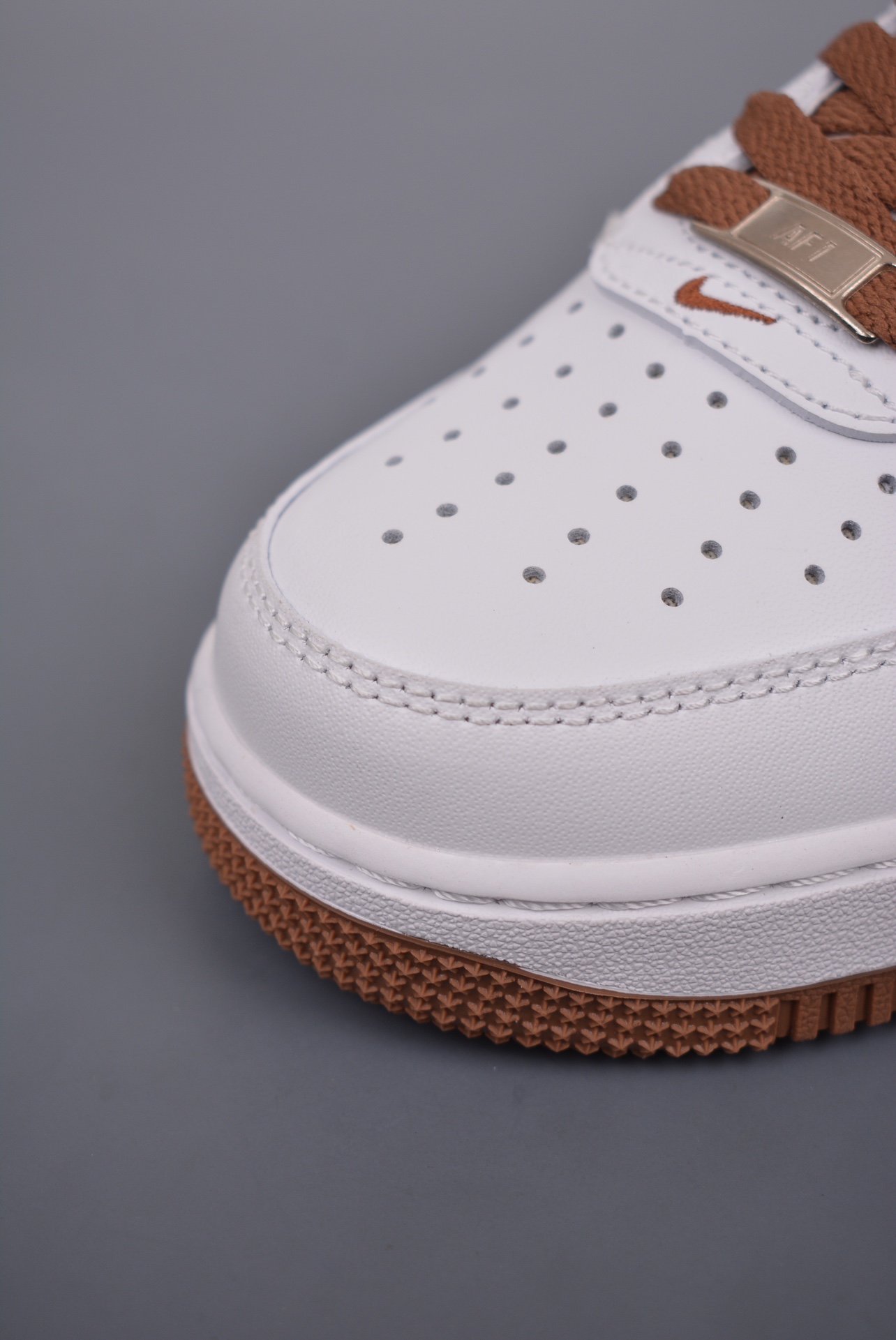 💰170真标💰200公司级💰240纯原版
NK Air Force 1 Low 纯原版
原楦头原纸板 打造纯正空军版型
专注外贸渠道 全掌内置蜂窝气垫 
原盒配件 原厂中底钢印、拉帮完美   
官方货号：DH7561 100KK
Size：36 36.5 37.5 38 38.5 39 40 40.5 41 42 42.5 43 44 45