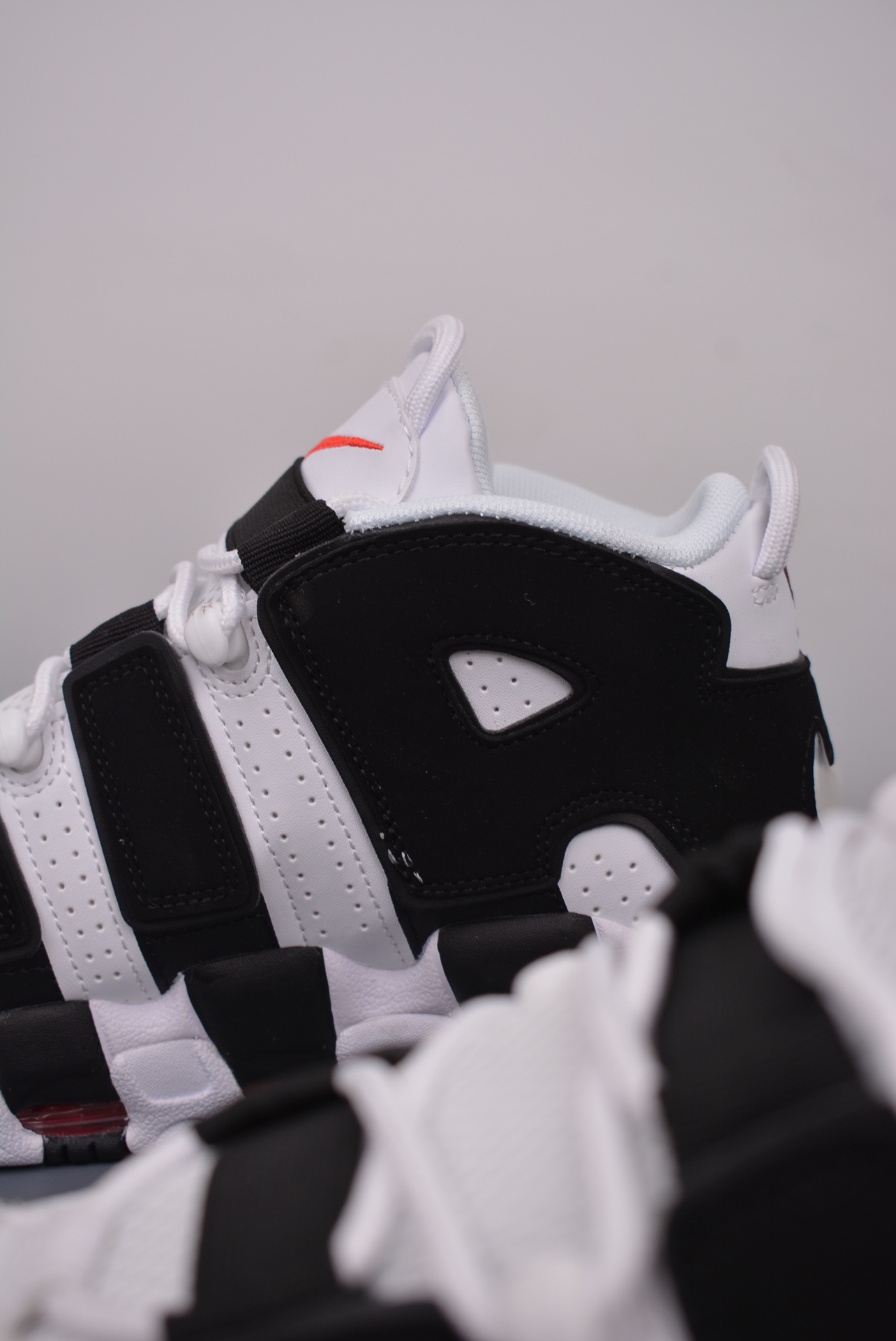 💰190真标💰280公司级💰340纯原版
NK Air More Uptempo 皮蓬大AIR 
【地表最强性价比版本 完美清洁度】
以流行于街头的涂鸦文化为设计灵感
整体的设计风格夸张而充满魅力
厚实而充满质感的皮质鞋面两侧印刻了一对巨大的字母“AIR” 独特炫酷的外观惊艳无比 
官方货号: 414962 105ZM
尺码: 36-46
耐克 阿迪达斯 三叶草 椰子350 v2 sb dunk 古驰脏脏鞋 麦昆 匡威1970s 万斯 vans 范斯 新百伦 乔丹 air jordan asics亚瑟士 斯凯奇 斐乐 彪马 锐步 mlb fila 鬼冢虎 莆田鞋 板鞋 樱花粉 af1 高帮 纯白 复古 满天星 解构 鞋盾 小麦色 蓝粉 马卡龙 低帮 独角兽 鸳鸯 联名 童鞋 冰淇淋 骨白冰蓝 白蓝 黑色 小白鞋 电玩像素 黑白 涂鸦 镭射 雾霾 白色 diy 1970s 夜光 大童 泼墨 中帮 黑武士 洛克公园 魔术贴 情侣 经典 四钩 奶咖色 刮刮乐 白丝绸 白银 3m 反光 白绿夜光 白橙双钩 小雏菊 权志龙 白绿橙 off white 飞线 金钩 冰块 小银钩 笑脸 缝线 剪纸 纯黑 蓝丝绸 情人节限定 白金 蓝白 354 黑曜石 熊猫 像素 冰蓝 四小勾 水晶底 寿桃 洞洞鞋 彩虹像素 灰色 air force 1 黑色 拖鞋 aj4 aj35 aj11 篮球鞋 莆田 aj3 aj6 aj13 aj7 童鞋 儿童鞋 aj312 aj36 黑白奥利奥 传奇蓝 aj32 限量版 飞人拖鞋 康扣 熊猫 北卡蓝 low 白水泥 藤原浩 aj34郭艾伦 影子灰 蒂芙尼绿 aj10 倒钩 aj9 冰雪奇缘 黑曜石 aj31 aj270 球鞋 大魔王 冰激凌 樱木花道 热熔岩 迪奥联名 胭脂红 凉鞋 aj15 满天星 水泥灰 芝加哥 鸳鸯 aj28 情侣 aj28 樱花粉 电玩像素 北卡蓝 小迪奥 粉色 樱花粉 电玩像素 烟灰 变色龙 兵马俑 大巴黎 aj16 兔八哥 马卡龙 大学蓝 aj30 黑水泥 白蛇 叶绿素 火影 白水泥 情人节限定 粉蛇 黑红 球鞋gtcut kobe球鞋 zoom kobe 500黑武士 2022r nike星空 gt球鞋 zoom跑鞋 纽巴伦990 nikecourt女鞋 zoom aj1 nb827 斐乐hike nike青花瓷 aj镭射 科6 next跑鞋 宇航员2.0 小白鞋 男鞋 运动鞋 斯凯奇 斐乐 板鞋 aj 彪马 新百伦 亚瑟士 new balance adidas 阿迪达斯 篮球鞋 空军一号 纯白 跑步鞋 vision street wear puma 女运动休闲鞋 nb 情侣鞋 球鞋 dunk 美津浓 欧文7 运动鞋女款跑步鞋 休闲男鞋 aj1 拖鞋 耐克鞋男新款 鞋子 童鞋 男款 飞马 zoom 超级飞马 跑鞋 老爹鞋 air max 儿童鞋子 男士 飞马38 m2k 日落 黑白熊猫 女款 飞马39 男款 阿甘鞋 飞马37 夏季 dunk sb 华夫鞋 凉鞋 开拓者 夏款 毛毛虫 气垫 air zoom 休闲鞋 高帮 帆布鞋 sacai 2022 vapormax 赤足 飞马36 af1 紫葡萄 树莓紫 winflo8 court女鞋 网鞋 zoom 破二 dc0774 拖鞋 superfly 子弹头 dunk黑白熊猫 blazer max270 欧文7 小童鞋 阿尔法 欧文8 登月 星空 莆田 黑武士 airmax97 贝壳头 三叶草 boost forum 椰子鞋 yeezy neo 暗夜精灵 金标 椰子 350 v2 ultraboost 清风 阿尔法 涉水鞋 ub21 ub22 forum84 ub nmd 爆米花 pro2 cut supernova x9000 椰子500 小椰子 forum low 史密斯 椰子700 樱花系列女鞋 新百伦530 327 574 5740 满天星 992 550 990 303 nb2002ra 302 元祖灰 993 990v5 nb300 ms327 580 999 nb327新百伦 新百伦878 nb300 5740奶茶色 m5740nb5740 997 608 452 nbms327 992元祖灰 996 880 低帮 倒钩 aj1 low 北卡蓝 黑曜石 倒钩藤原浩鞋 芝加哥 禁穿 小迪奥aj1 aj1大学蓝 樱花粉 烟灰 闪电倒钩 mid 影子灰 白丝绸 黑红脚趾 黑红 马卡龙 小dior 蒂芙尼绿 黑脚趾 小摩卡 蜘蛛侠 兔八哥 莆田纯原 纯白 中帮 黑粉脚趾 鸳鸯 low摩卡棕 扣碎 倒钩低帮 小闪电 凯尔特人 芝加哥ow联名 灰白 红豆奶茶 叛逆 换底 扣碎篮板 摩卡棕 迪奥联名鞋 皇家蓝 低帮女鞋倒钩白棕 泡泡糖 黑粉脚趾 北卡蓝低帮 黑绿脚趾 影子灰 蒂芙尼绿 黑脚趾 浆果粉 扣碎篮板 鸳鸯 冰淇淋 白丝绸 激光蓝 offwhite联名 黑粉脚趾 蓝 水洗丹宁 情人节 午夜蓝 凯尔特人 泡泡糖 男鞋 女鞋 夏季 儿童 拖鞋 小众鞋 篮球鞋 凉鞋 运动鞋 跑步鞋 童鞋 板鞋 日落 足球鞋 小白鞋 跑鞋 老爹鞋 zoom 超级飞马 36 37 38 sb dunk 鞋子 新款 m2k air max 薄款 赤足5.0 星空 登月 vapormax 超轻 网鞋 气垫鞋 阿甘鞋 休闲鞋 47 blazer 高帮 樱花粉 free vaporfly 情侣 子弹头 华夫鞋 欧文7 lebron18 joyride fly3 max270 杜兰特5 毛毛虫 黑武士 限量版 忍者 马拉松 winflo7 kyrie7 ep 莆田鞋 板鞋 樱花粉 af1 高帮 纯白 复古 满天星 解构 鞋盾 小麦色 蓝粉 马卡龙 低帮 独角兽 鸳鸯 联名 童鞋 冰淇淋 骨白冰蓝 白蓝 黑色 小白鞋 电玩像素 黑白 涂鸦 镭射 雾霾 白色 diy 夜光 大童 泼墨 中帮 黑武士 洛克公园 魔术贴 情侣 经典 四钩 奶咖色 刮刮乐 白丝绸 白银 3m 反光 白绿夜光 白橙双钩 小雏菊 权志龙 白绿橙 off white 飞线 金钩 冰块 小银钩 笑脸 缝线 剪纸 纯黑 蓝丝绸 情人节限定 白金 蓝白 354 黑曜石 熊猫 像素 冰蓝 四小勾 水晶底 寿桃 洞洞鞋 彩虹像素 灰色 air force 1 黑色 拖鞋 aj4 aj35 aj11 篮球鞋 莆田 aj3 aj6 aj13 aj7 童鞋 儿童鞋 aj312 aj36 黑白奥利奥 德训 aj32 限量版 飞人拖鞋 康扣 熊猫 北卡蓝 low 白水泥 藤原浩 aj34郭艾伦 影子灰 aj10 倒钩 aj9 冰雪奇缘 黑曜石 aj31 aj270 球鞋 samba gazelle