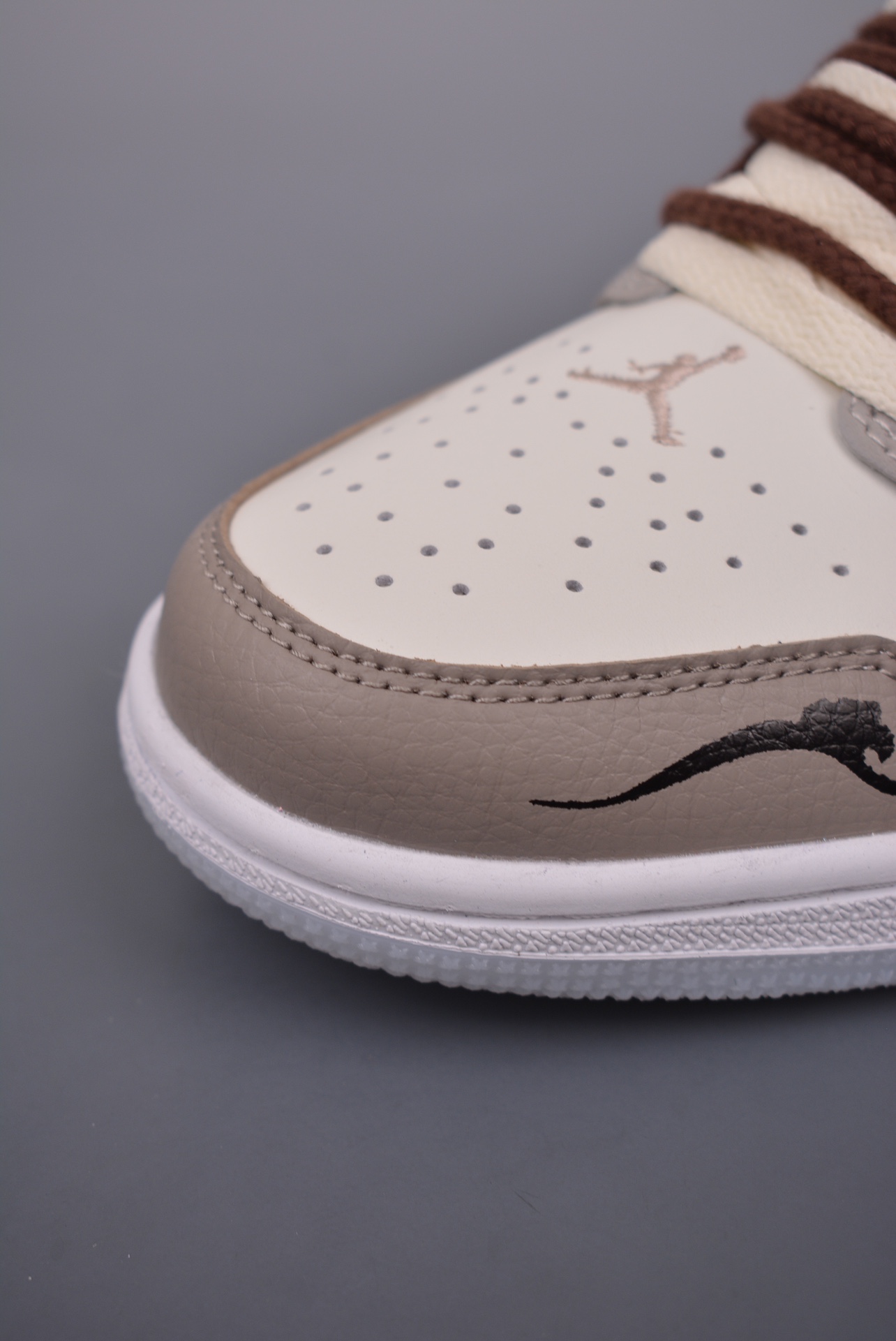 💰280 纯原版 可退换
Air Jordan 1 Low 解构抽绳低帮
AJ1乔1低帮休闲板鞋 同步官方配色 
市场唯一独家头层皮打造 原鞋原档案开发 
原厂皮料 原档冲孔鞋头 正确满胶鞋垫 四线拉帮 原厂织唛标 鞋舌高弹海绵填充。
官方货号：FN8901 164B
Size：36 36.5 37.5 38 38.5 39 40 40.5 41 42 42.5 43 44 44.5 45 46
