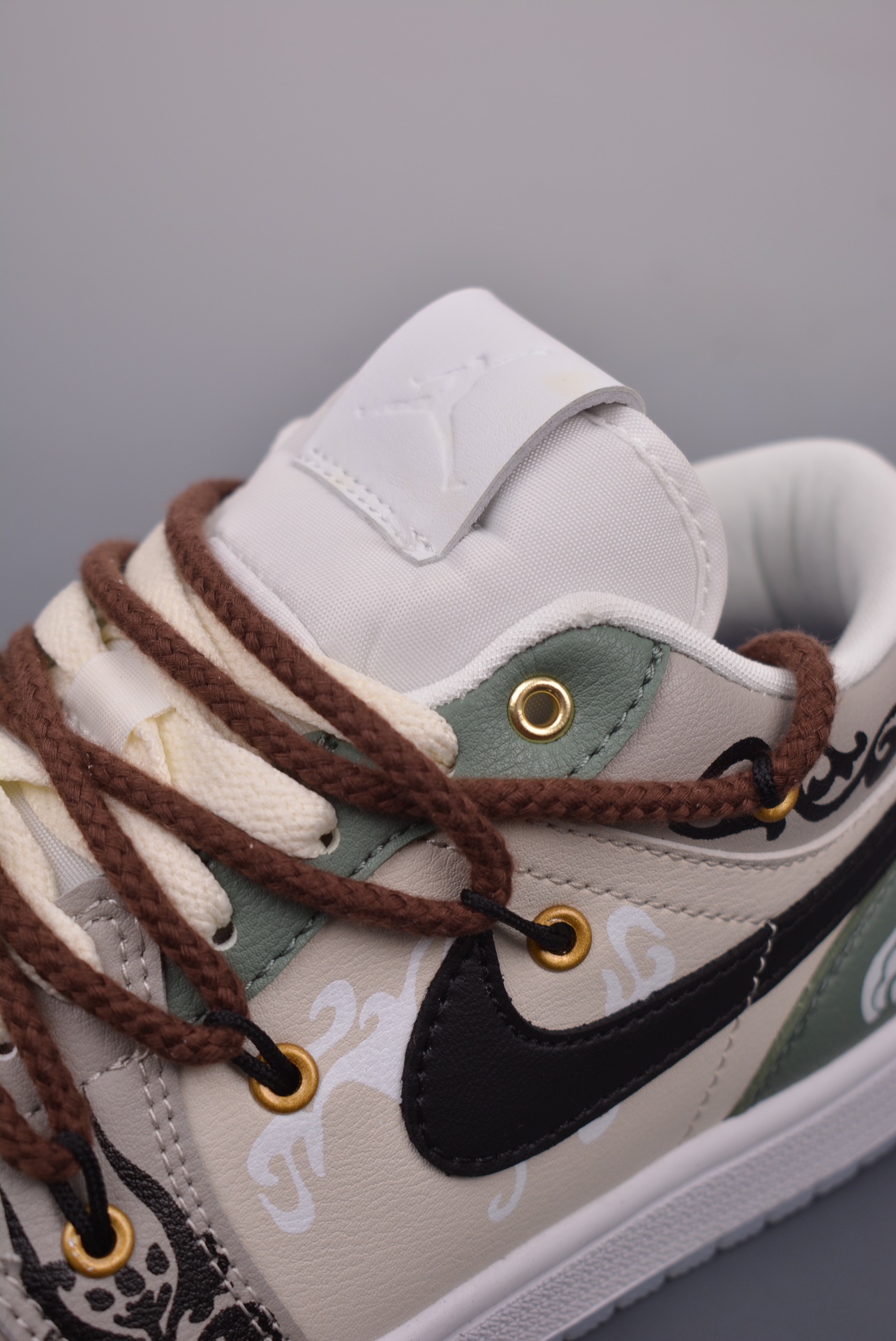 💰280 纯原版 可退换
Air Jordan 1 Low 解构抽绳低帮
AJ1乔1低帮休闲板鞋 同步官方配色 
市场唯一独家头层皮打造 原鞋原档案开发 
原厂皮料 原档冲孔鞋头 正确满胶鞋垫 四线拉帮 原厂织唛标 鞋舌高弹海绵填充。
官方货号：FN8901 164B
Size：36 36.5 37.5 38 38.5 39 40 40.5 41 42 42.5 43 44 44.5 45 46
