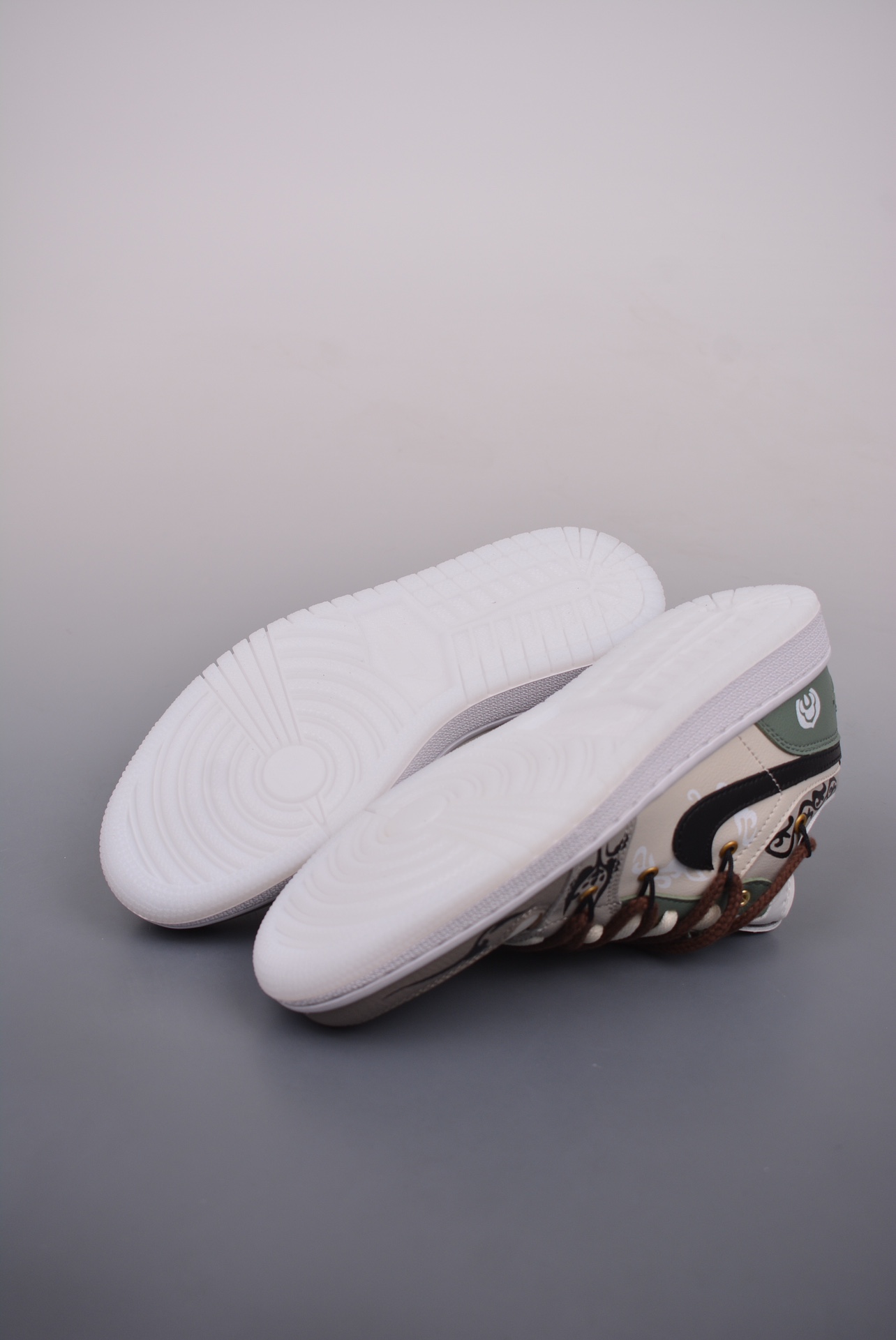 💰280 纯原版 可退换
Air Jordan 1 Low 解构抽绳低帮
AJ1乔1低帮休闲板鞋 同步官方配色 
市场唯一独家头层皮打造 原鞋原档案开发 
原厂皮料 原档冲孔鞋头 正确满胶鞋垫 四线拉帮 原厂织唛标 鞋舌高弹海绵填充。
官方货号：FN8901 164B
Size：36 36.5 37.5 38 38.5 39 40 40.5 41 42 42.5 43 44 44.5 45 46
