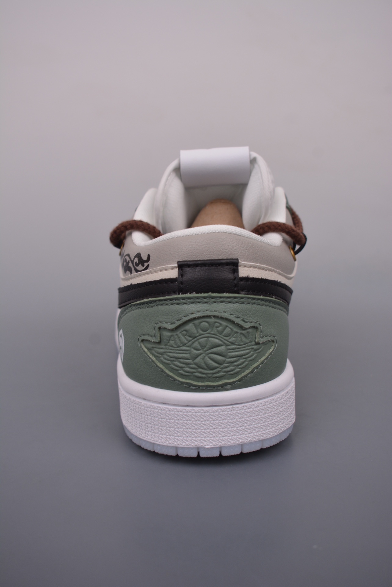 💰280 纯原版 可退换
Air Jordan 1 Low 解构抽绳低帮
AJ1乔1低帮休闲板鞋 同步官方配色 
市场唯一独家头层皮打造 原鞋原档案开发 
原厂皮料 原档冲孔鞋头 正确满胶鞋垫 四线拉帮 原厂织唛标 鞋舌高弹海绵填充。
官方货号：FN8901 164B
Size：36 36.5 37.5 38 38.5 39 40 40.5 41 42 42.5 43 44 44.5 45 46
