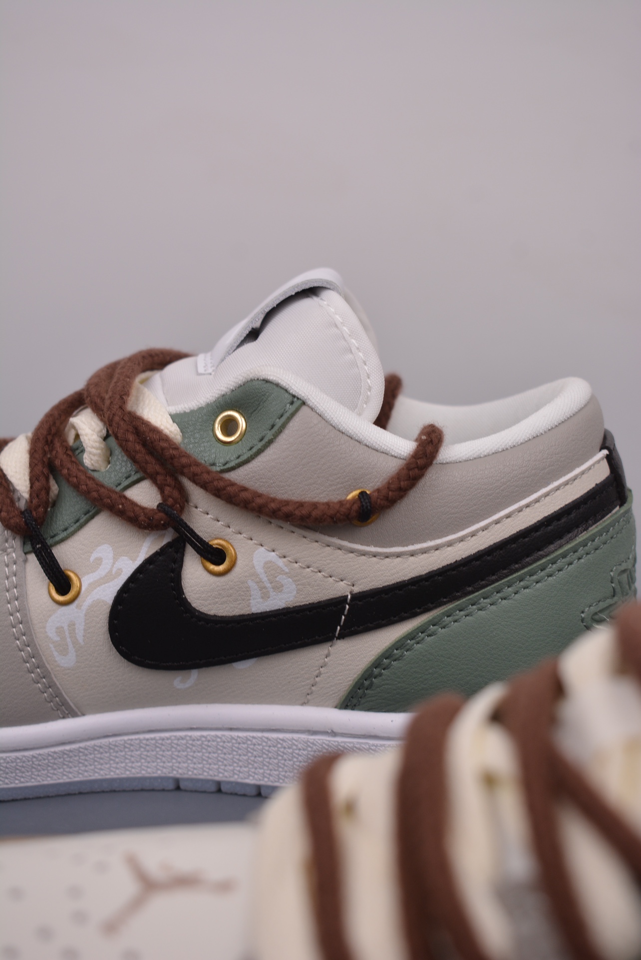 💰280 纯原版 可退换
Air Jordan 1 Low 解构抽绳低帮
AJ1乔1低帮休闲板鞋 同步官方配色 
市场唯一独家头层皮打造 原鞋原档案开发 
原厂皮料 原档冲孔鞋头 正确满胶鞋垫 四线拉帮 原厂织唛标 鞋舌高弹海绵填充。
官方货号：FN8901 164B
Size：36 36.5 37.5 38 38.5 39 40 40.5 41 42 42.5 43 44 44.5 45 46
