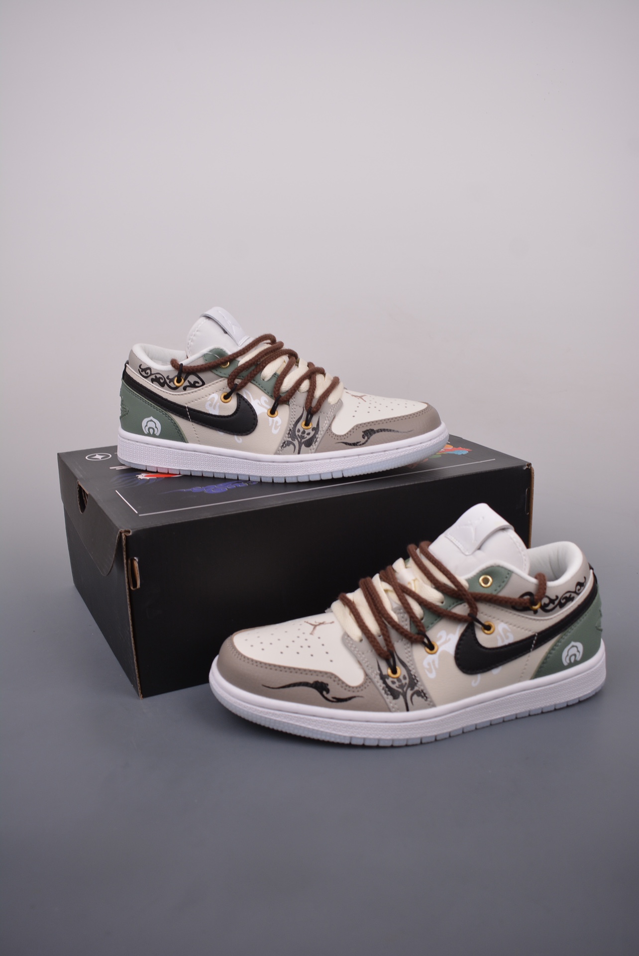 💰280 纯原版 可退换
Air Jordan 1 Low 解构抽绳低帮
AJ1乔1低帮休闲板鞋 同步官方配色 
市场唯一独家头层皮打造 原鞋原档案开发 
原厂皮料 原档冲孔鞋头 正确满胶鞋垫 四线拉帮 原厂织唛标 鞋舌高弹海绵填充。
官方货号：FN8901 164B
Size：36 36.5 37.5 38 38.5 39 40 40.5 41 42 42.5 43 44 44.5 45 46
