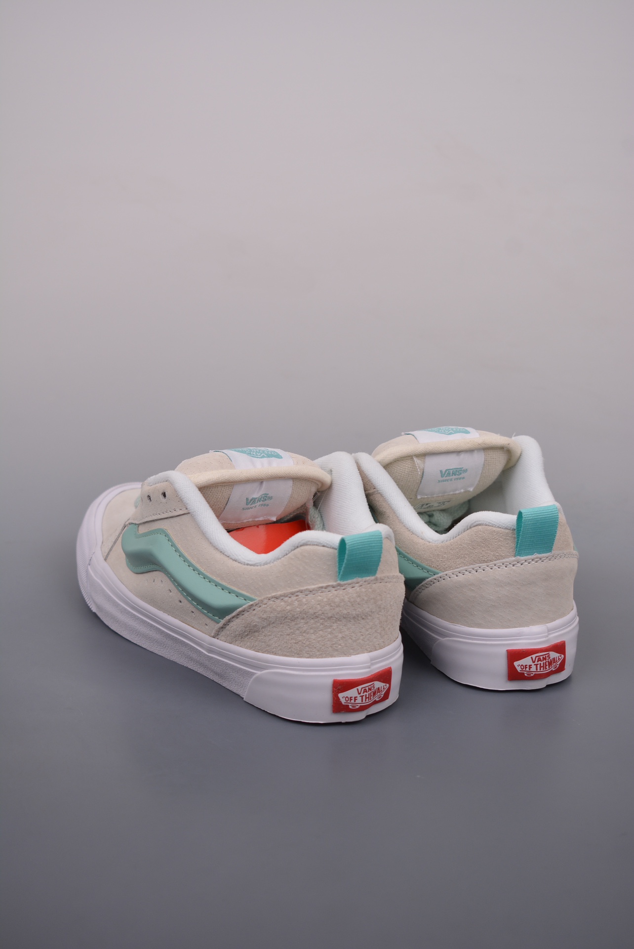 💰150 纯原版 可退换
Vans Classics Knu Skool
米白薄荷绿 厚鞋舌面包鞋
Vans超火的土豆鞋，复古经典，鞋头放大、包边上移加厚、鞋舌加厚。Vans Classics 经典支线土豆鞋 Knu Skool 是完美的平替版，是大众争相追捧的 “面包鞋”
尺码：35 36 36.5 37 38 38.5 39 40 40.5 41 42 42.5 43 44 
工艺：硫化1:1（重量1:1、真标、原钢印、材质标、鞋型标、合格证）