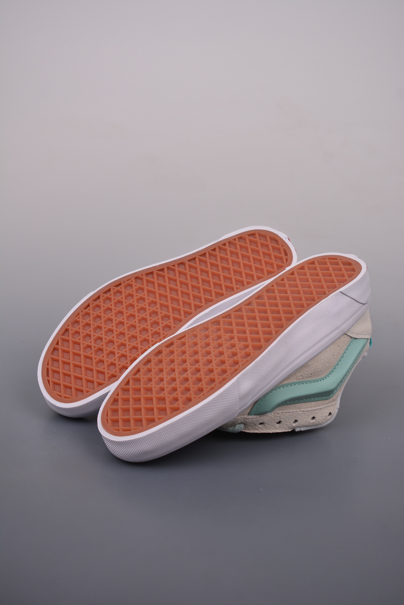 💰150 纯原版 可退换
Vans Classics Knu Skool
米白薄荷绿 厚鞋舌面包鞋
Vans超火的土豆鞋，复古经典，鞋头放大、包边上移加厚、鞋舌加厚。Vans Classics 经典支线土豆鞋 Knu Skool 是完美的平替版，是大众争相追捧的 “面包鞋”
尺码：35 36 36.5 37 38 38.5 39 40 40.5 41 42 42.5 43 44 
工艺：硫化1:1（重量1:1、真标、原钢印、材质标、鞋型标、合格证）