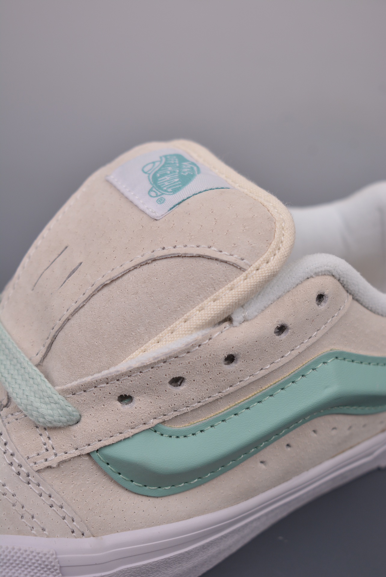 💰150 纯原版 可退换
Vans Classics Knu Skool
米白薄荷绿 厚鞋舌面包鞋
Vans超火的土豆鞋，复古经典，鞋头放大、包边上移加厚、鞋舌加厚。Vans Classics 经典支线土豆鞋 Knu Skool 是完美的平替版，是大众争相追捧的 “面包鞋”
尺码：35 36 36.5 37 38 38.5 39 40 40.5 41 42 42.5 43 44 
工艺：硫化1:1（重量1:1、真标、原钢印、材质标、鞋型标、合格证）