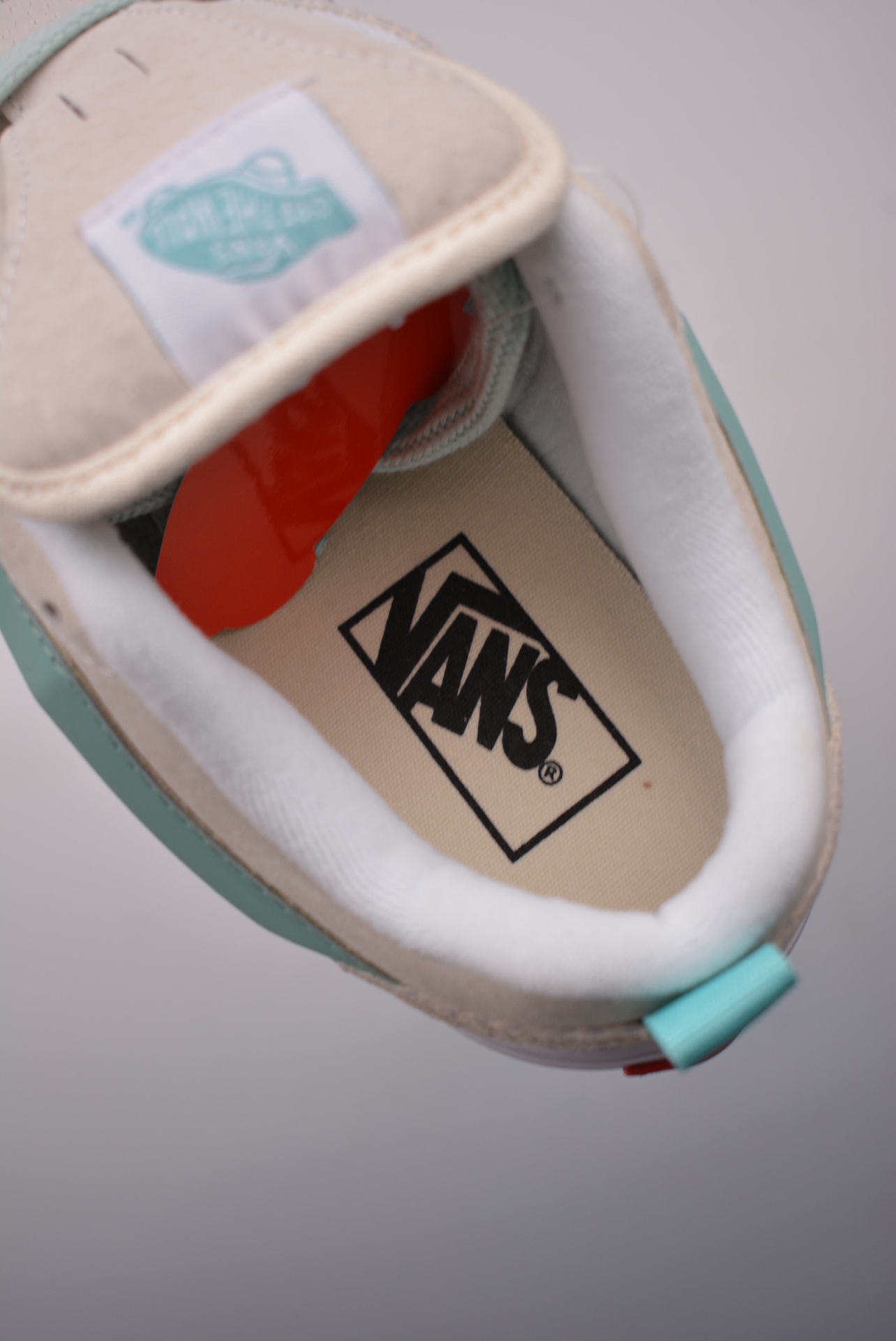 💰150 纯原版 可退换
Vans Classics Knu Skool
米白薄荷绿 厚鞋舌面包鞋
Vans超火的土豆鞋，复古经典，鞋头放大、包边上移加厚、鞋舌加厚。Vans Classics 经典支线土豆鞋 Knu Skool 是完美的平替版，是大众争相追捧的 “面包鞋”
尺码：35 36 36.5 37 38 38.5 39 40 40.5 41 42 42.5 43 44 
工艺：硫化1:1（重量1:1、真标、原钢印、材质标、鞋型标、合格证）